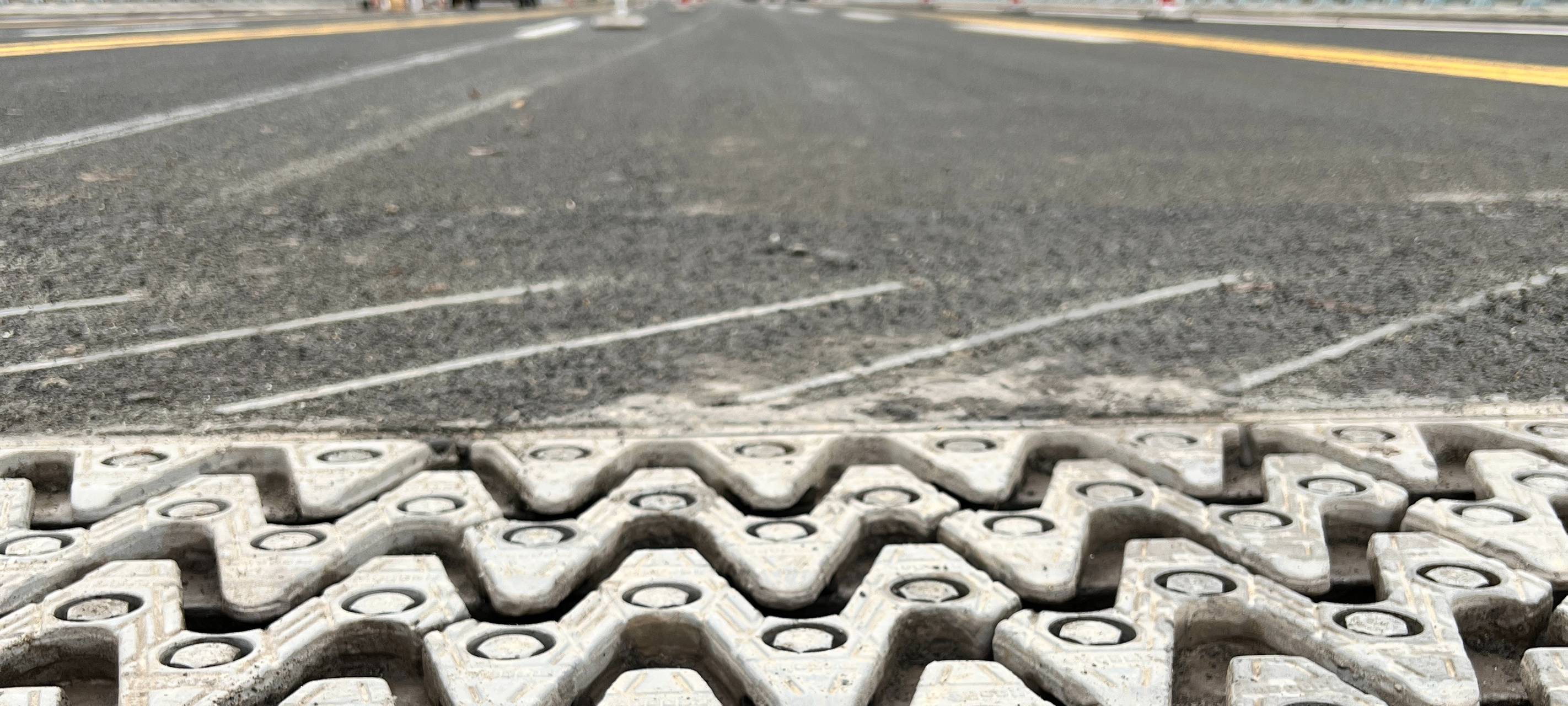 Die Lamellen der Übergangskonstruktion zwischen Fahrbahn und Brücke