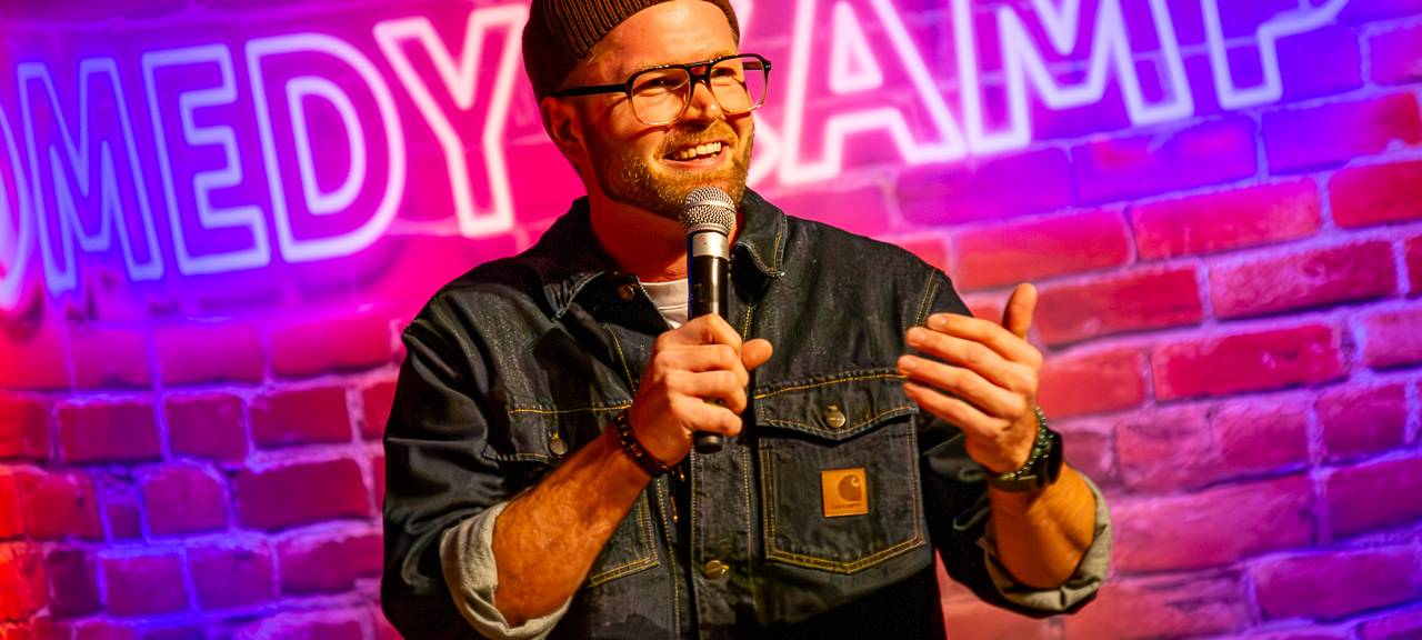 Das Comedy Camp 2025 startete in Unna in der Stadthalle. Auf der Bühne zu sehen: Hannes Höfer.
