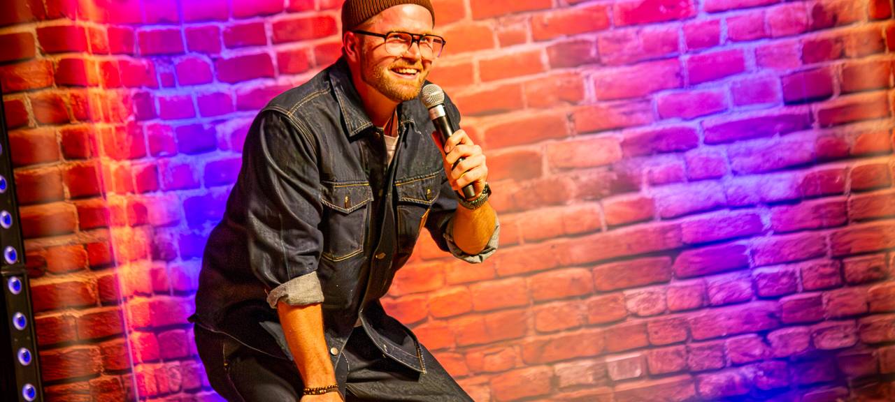 Das Comedy Camp 2025 startete in Unna in der Stadthalle. Auf der Bühne zu sehen: Hannes Höfer.