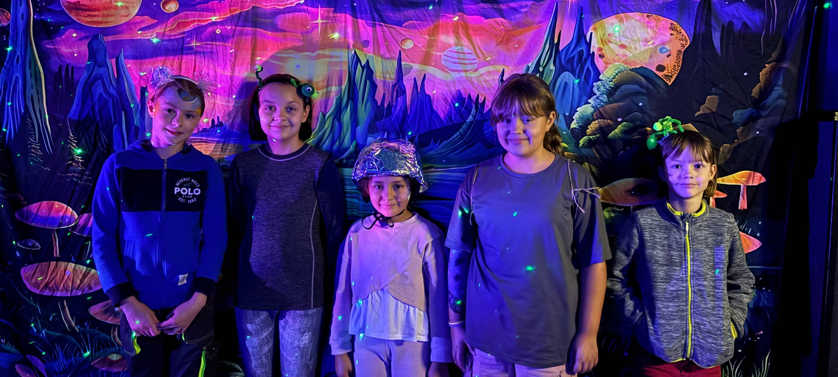 Kinder vor einem Weltallhintergrund