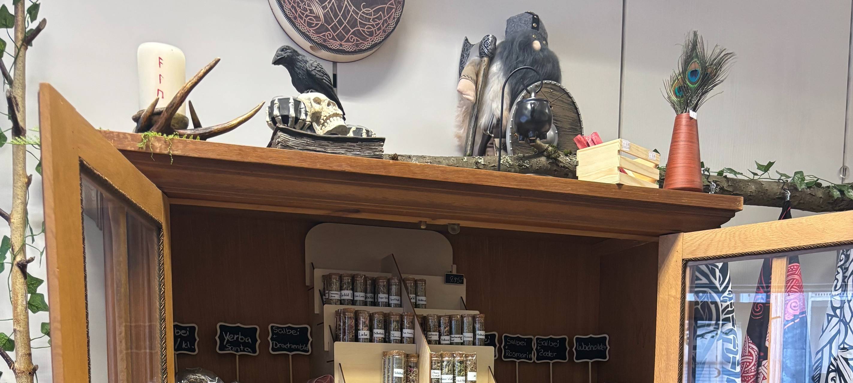 Räucherbündel und Räucherschalen die in einem Schrank angeboten werden