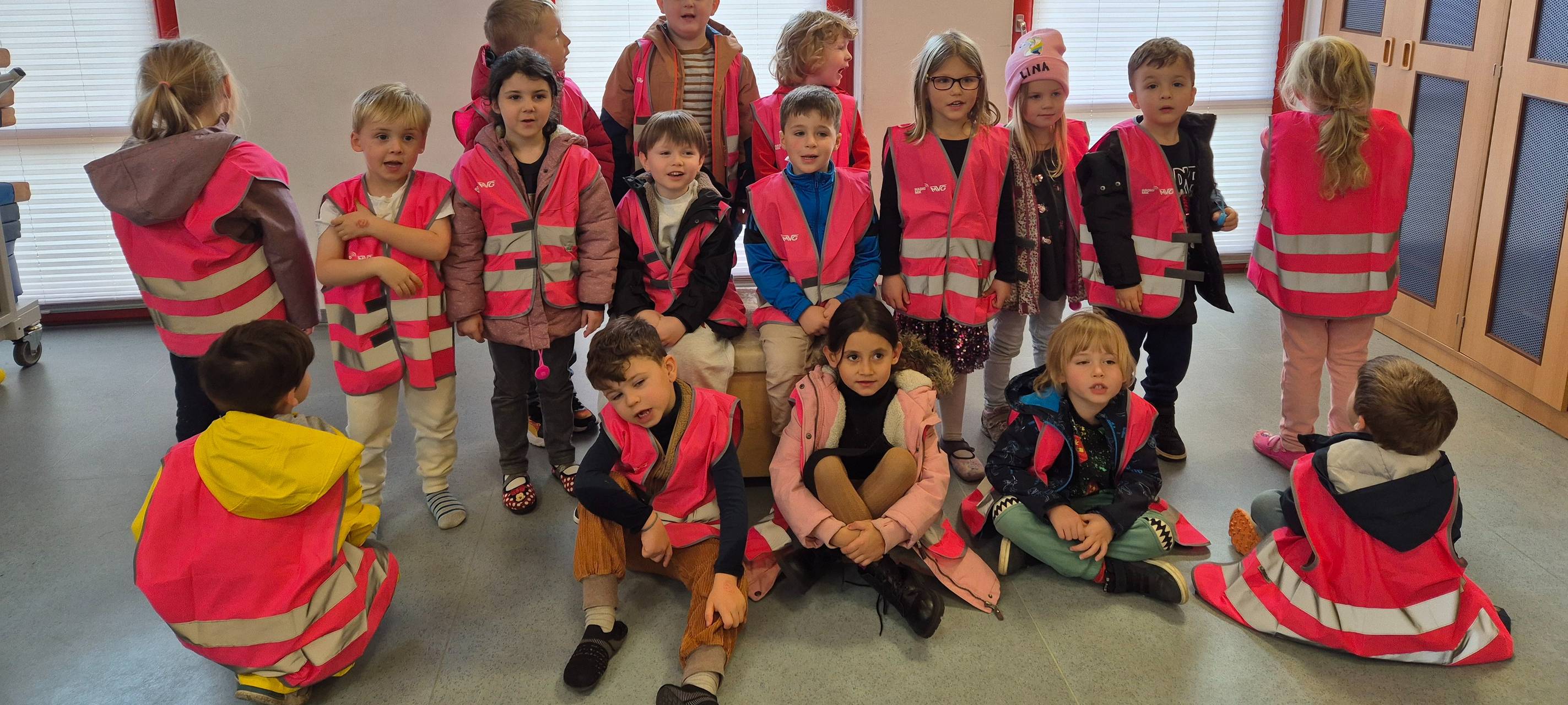 Warnwesten für sicheren Schulweg