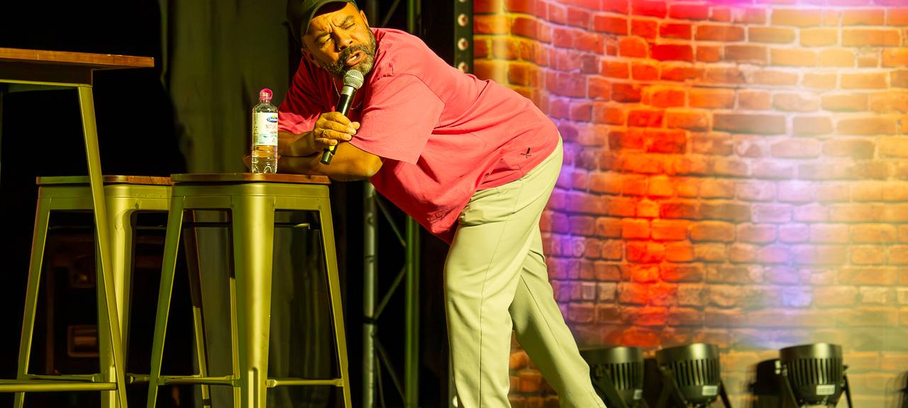 Das Comedy Camp 2025 war in Bergheim im MEDIO.RHEIN.ERFT. Auf der Bühne zu sehen: Simon Pearce.