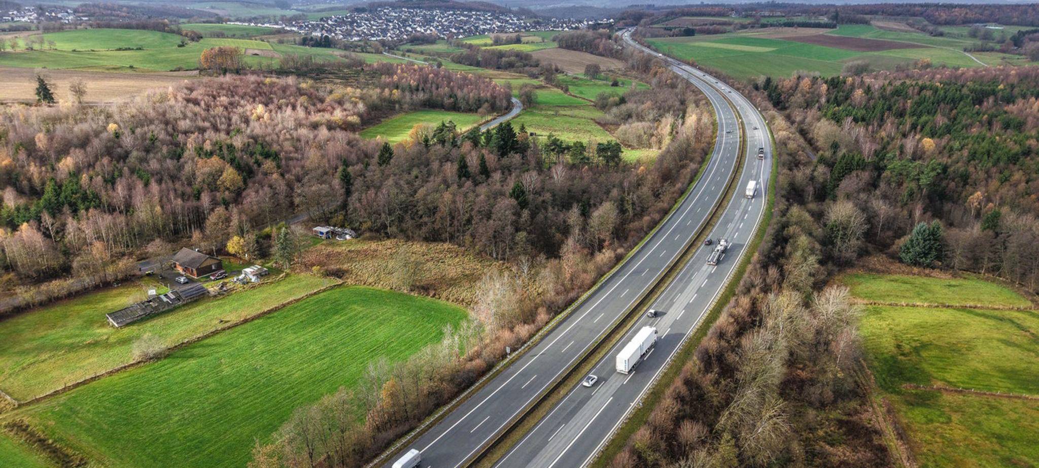 Körperteile auf Autobahn gefunden - Polizei ermittelt