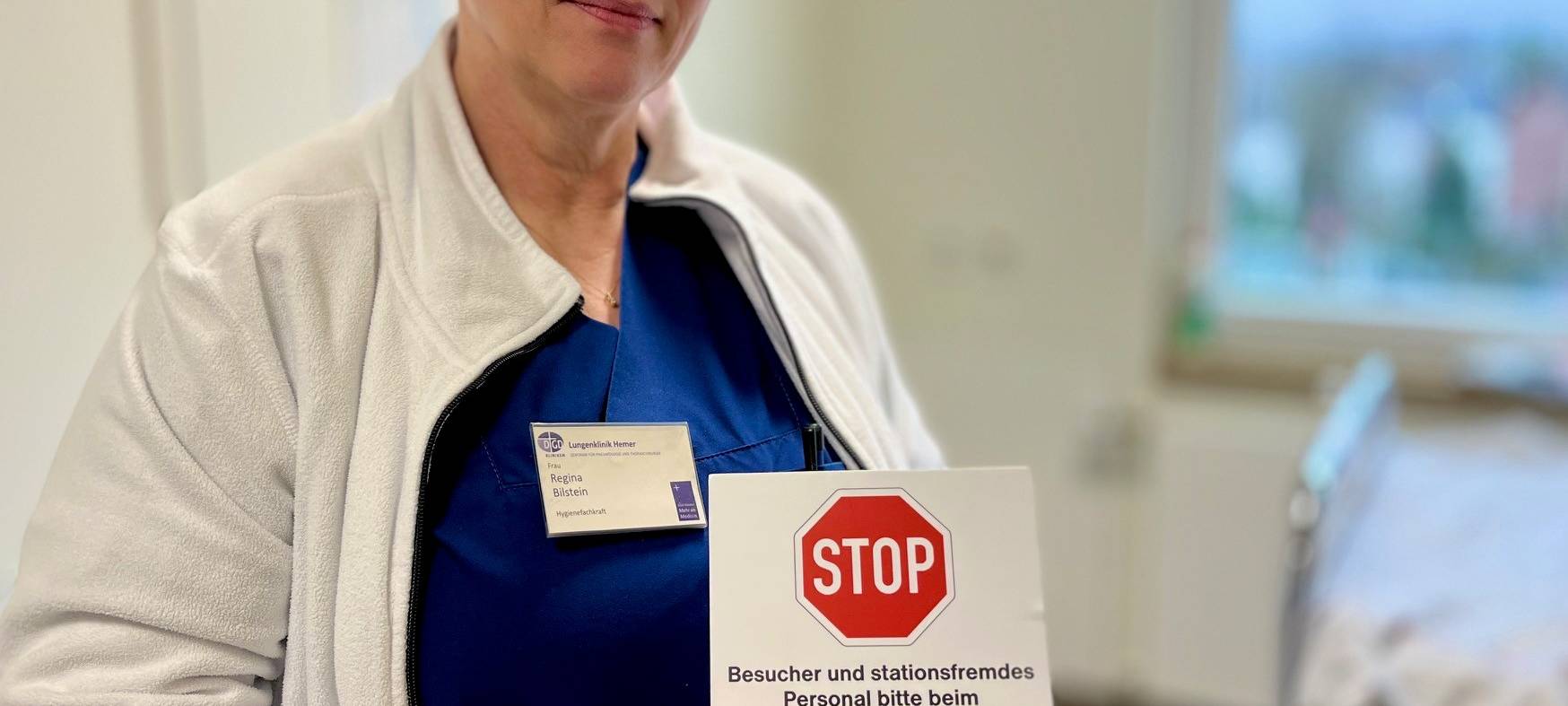 Dieses Warnschild in der Hand von Regina Bilstein gehört an die Tür und nicht ins Zimmer!