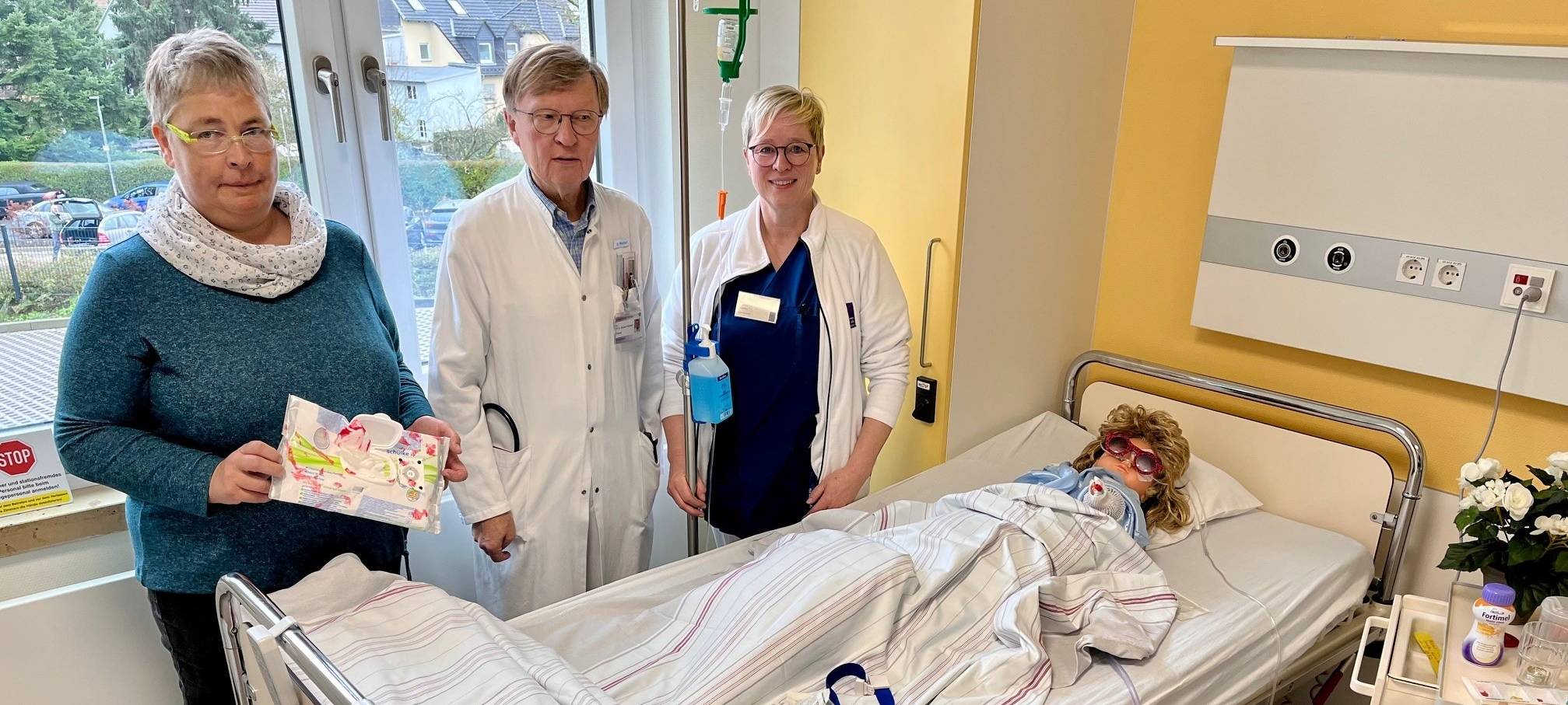 Im Bild: Iris Strohhammer, Hygienefachkraft Stadtklinik; Dr. Michael Westhoff, Chefarzt; Regina Bilstein, Hygienefachkraft, Lungenklinik Hemer.