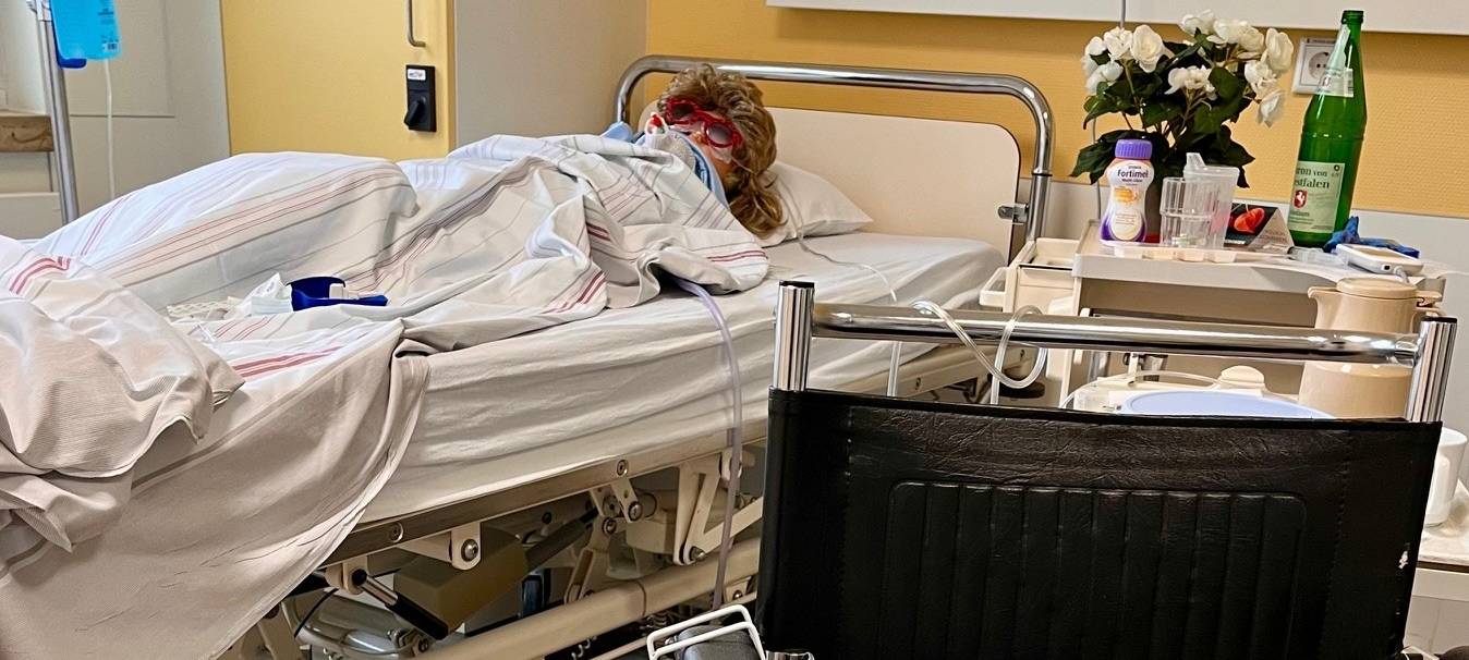 Was macht die fremde Urinflasche für Männer in einem Frauenzimmer?