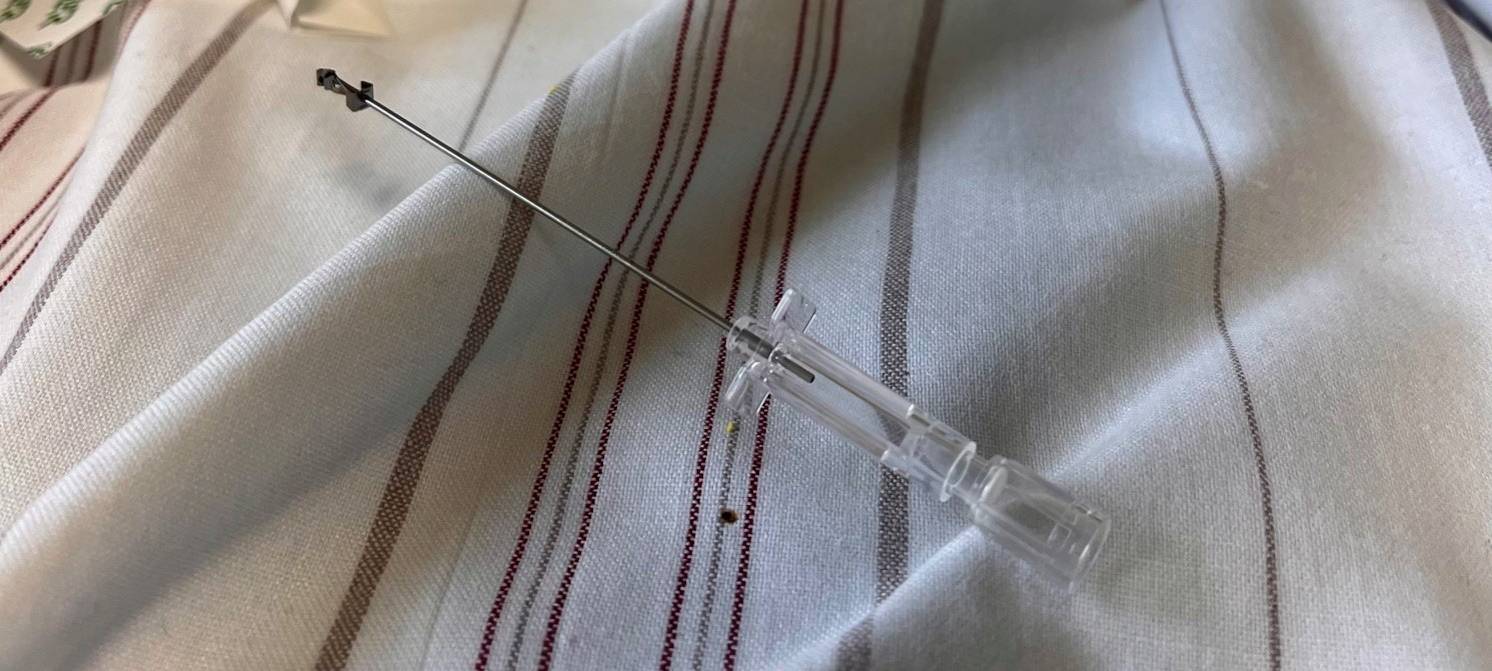 Eine offene Nadel im Bett - geht überhaupt nicht!