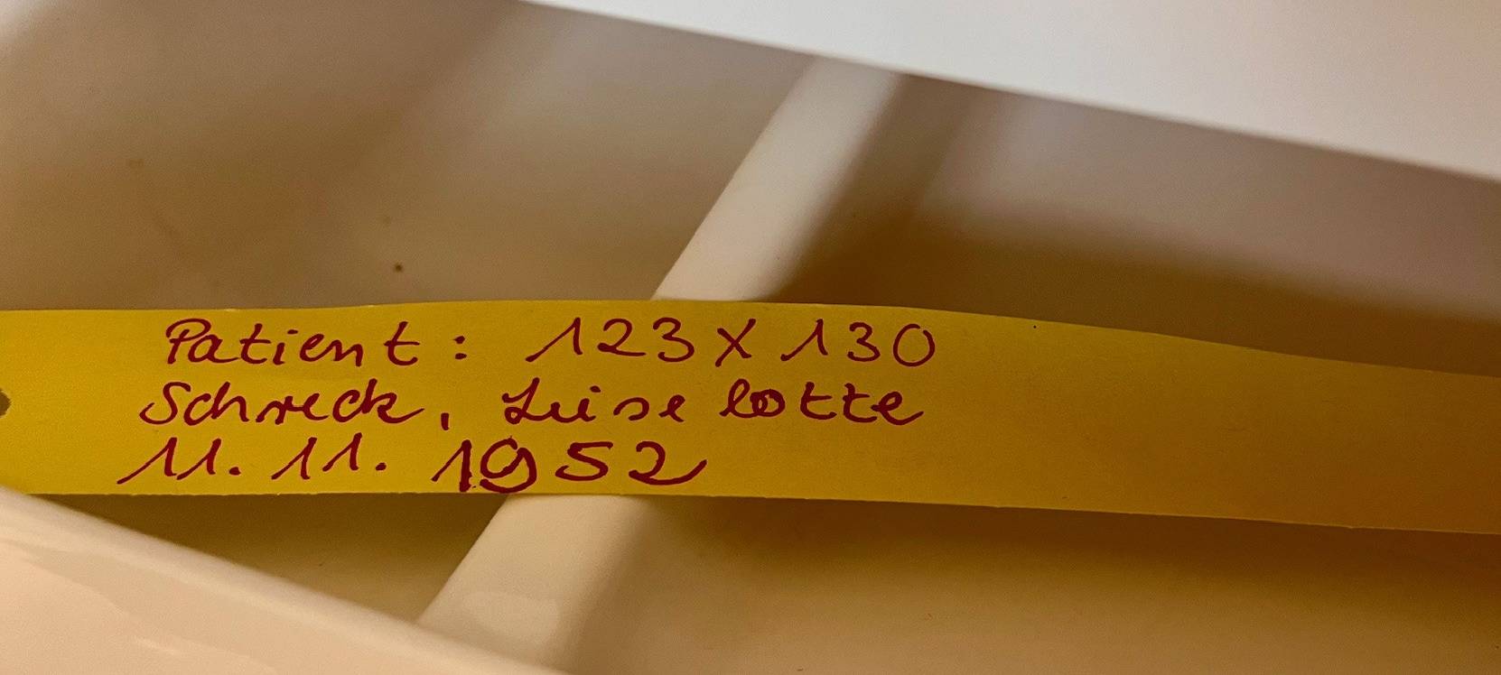 Das Namensbändchen gehört ans Handgelenk der Patientin und nicht in den Nachttisch.