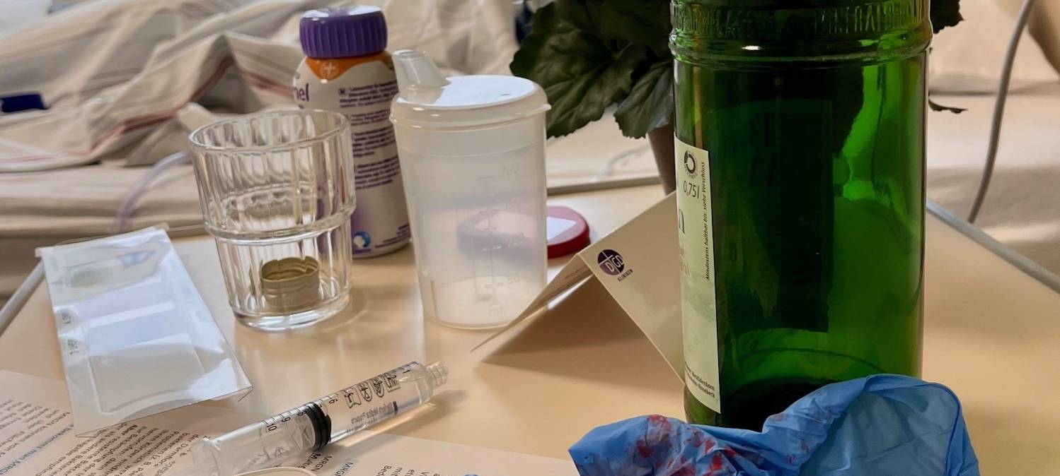 Was für ein unhygienisches Durcheinander und die Patientin hat nichts mehr zu trinken.