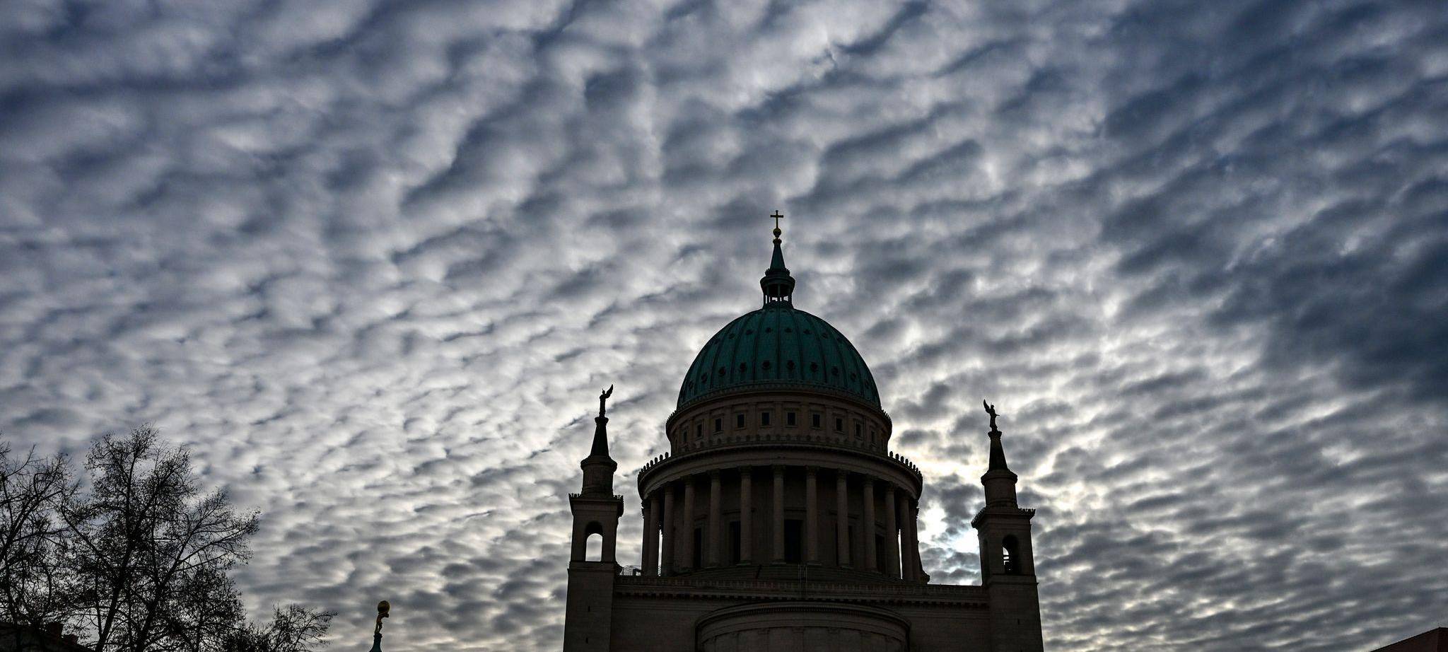 Wolken über der Nikolaikirche