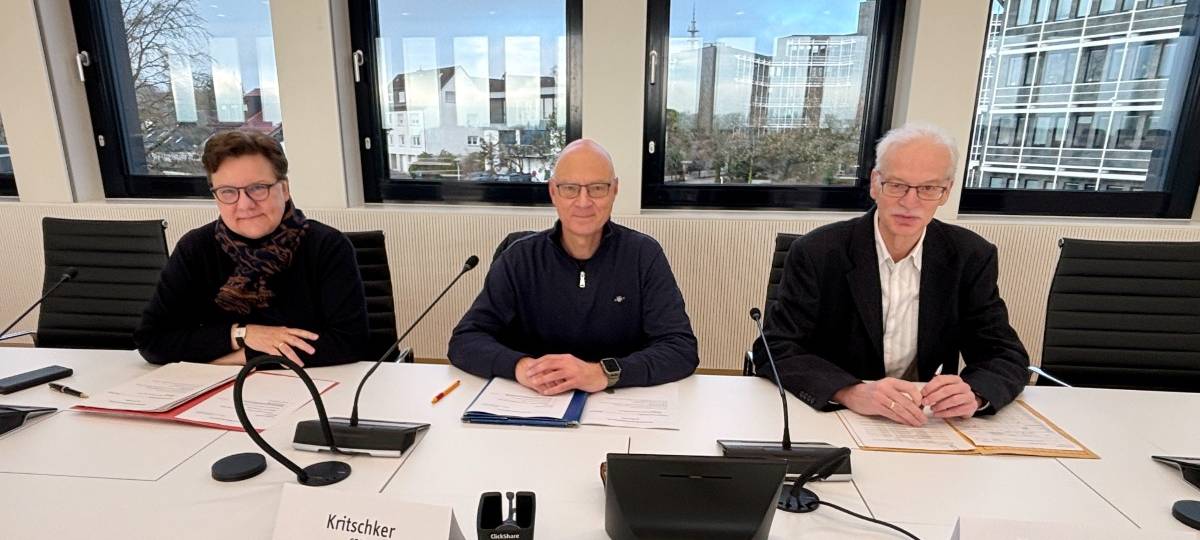 von links Kreisdirektorin Barbara Dienstel Kümper Ausschuss Vorsitzender Udo Kritschker und Schriftführer Martin Suchalla Foto Alexander Bange Märkischer Kreis