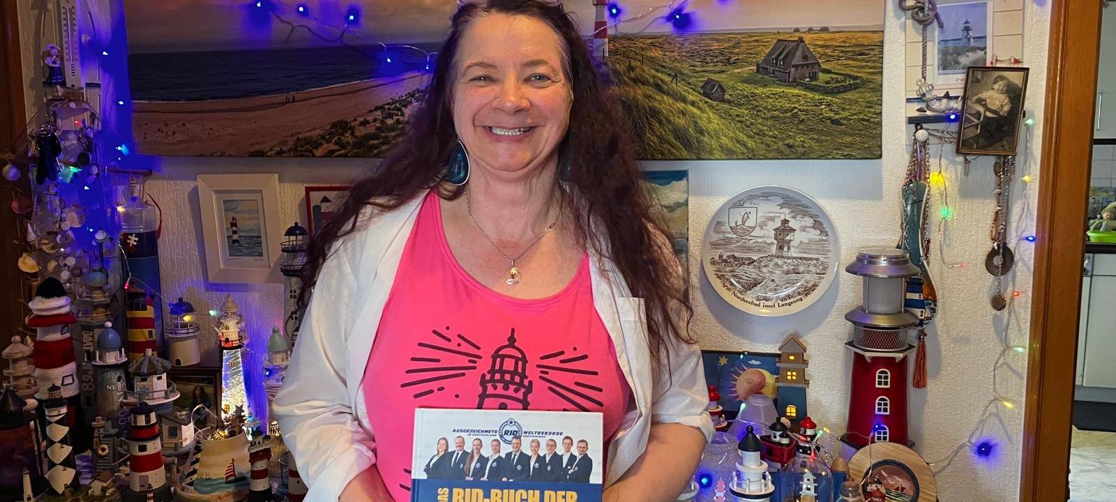 Silke Ries aus Altena knackt Weltrekord mit Leuchtturm-Sammlung