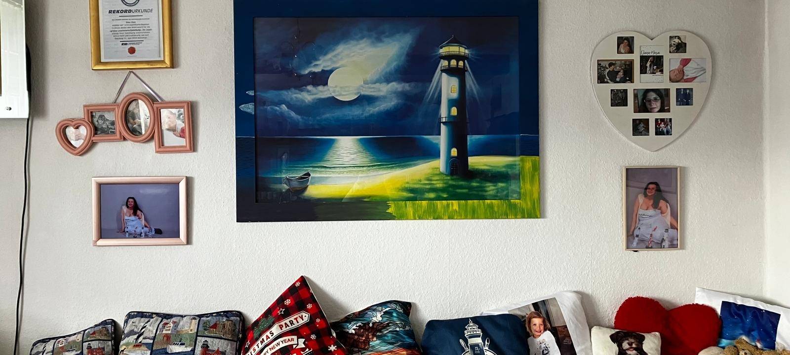 Silke Ries aus Altena knackt Weltrekord mit Leuchtturm-Sammlung