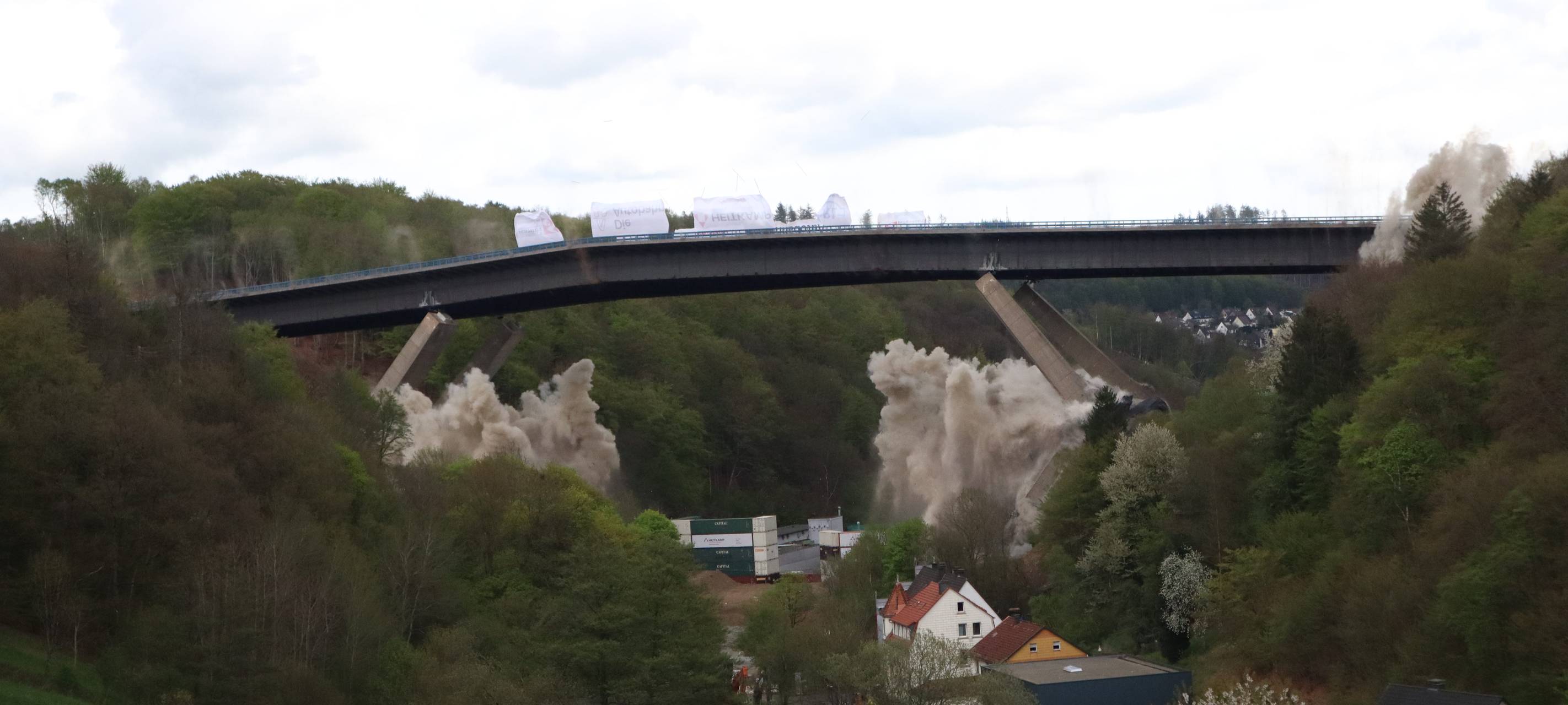 Bild von der Sprengung der Brücke.
