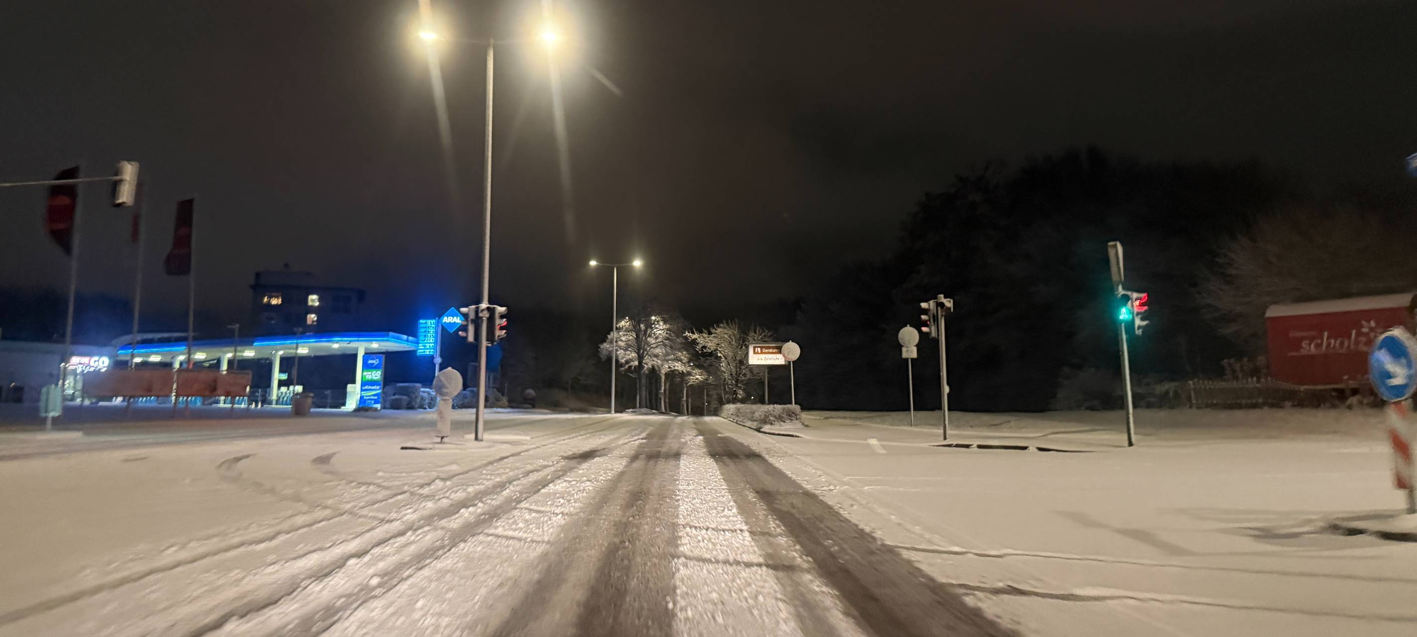 Symbolbild: Schnee auf Straße