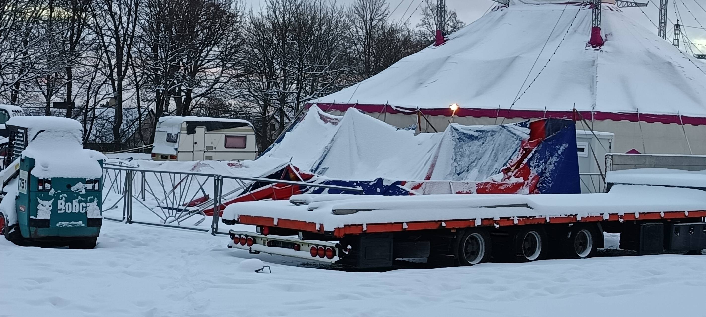 Schnee lässt Zirkuszelt in Lüdenscheid einstürzen