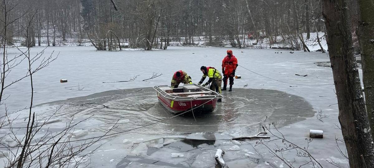 Feuerwehr Menden übt Eisrettung auf dem Hexenteich