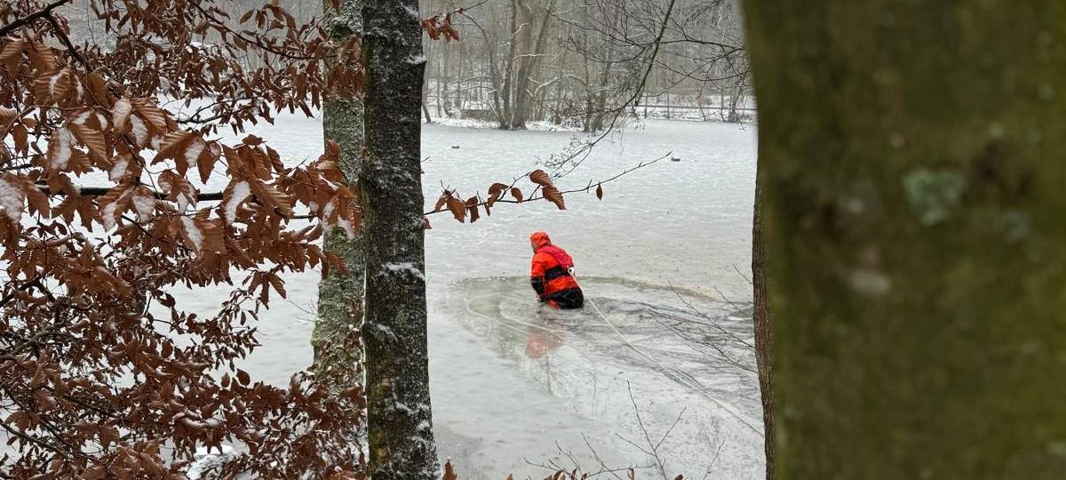 Feuerwehr Menden übt Eisrettung auf dem Hexenteich