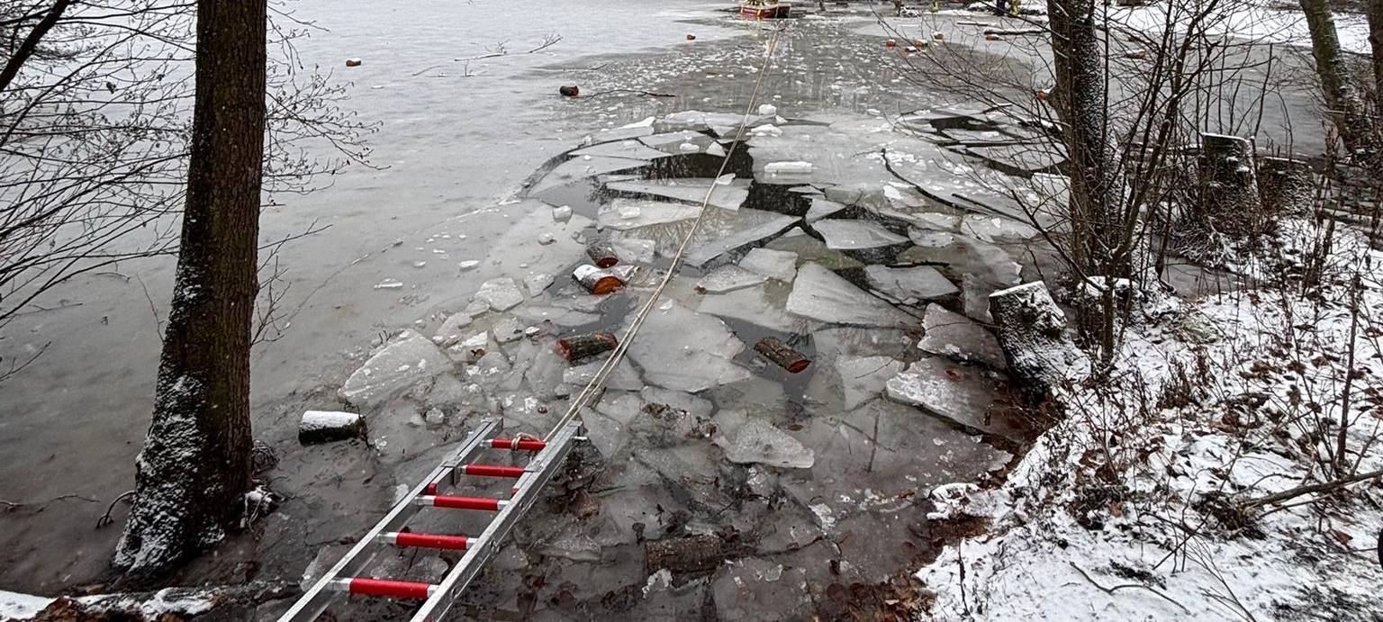 Feuerwehr Menden übt Eisrettung auf dem Hexenteich