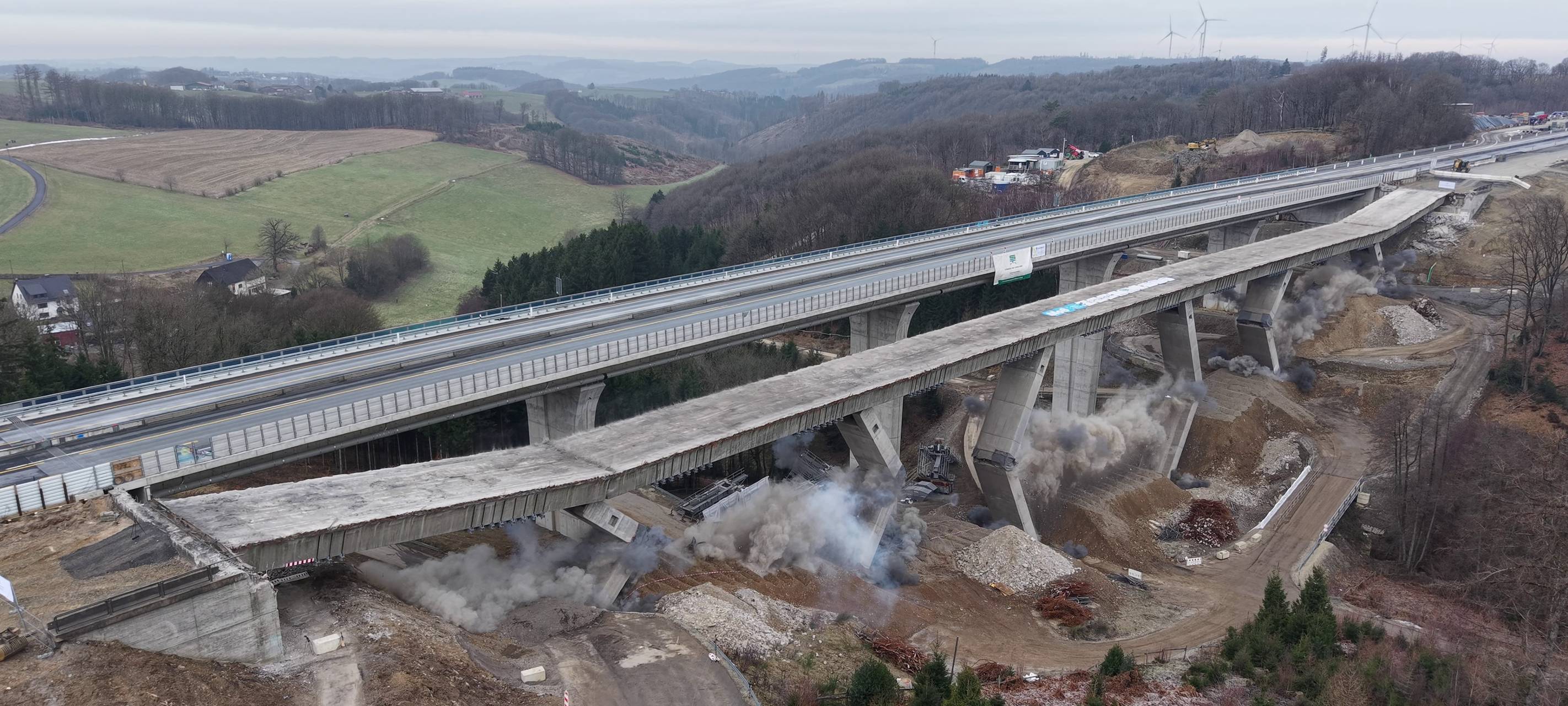 A45 bei Schalksmühle: Zweite Brückenhälfte Sterbecke gesprengt