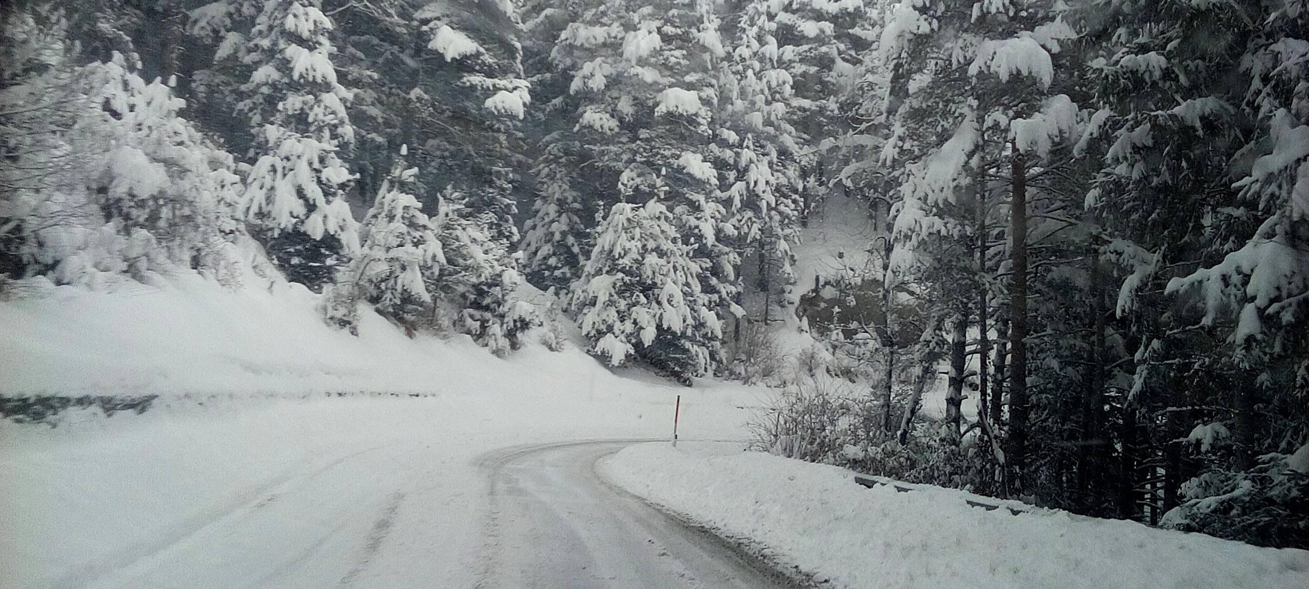 Die Straßen sind voll mit Schnee und Eis.