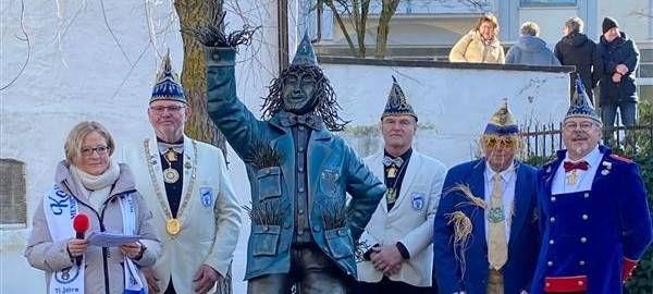 Menden hat Hoppeditz-Statue