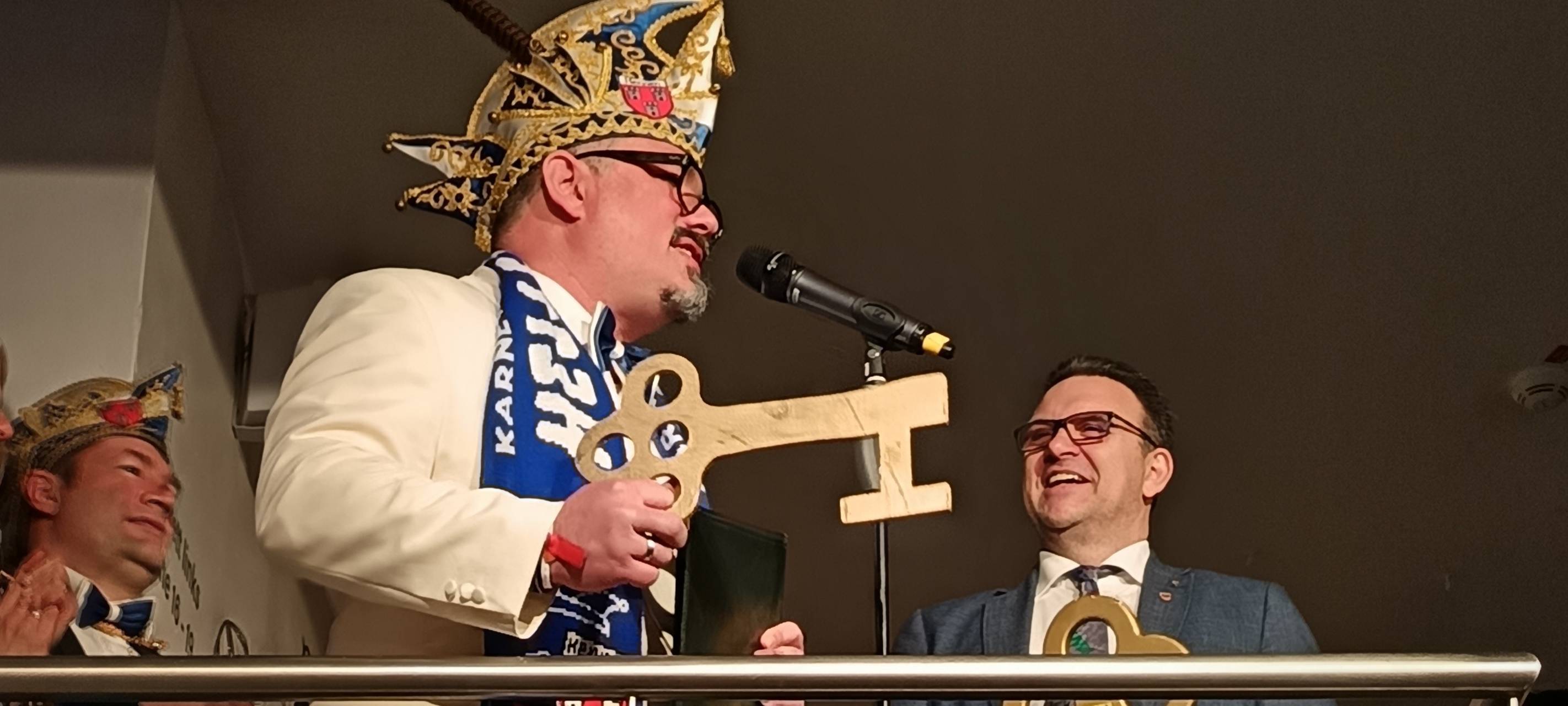 Iserlohn: Hennener Karnevalisten stürmen Parktheater