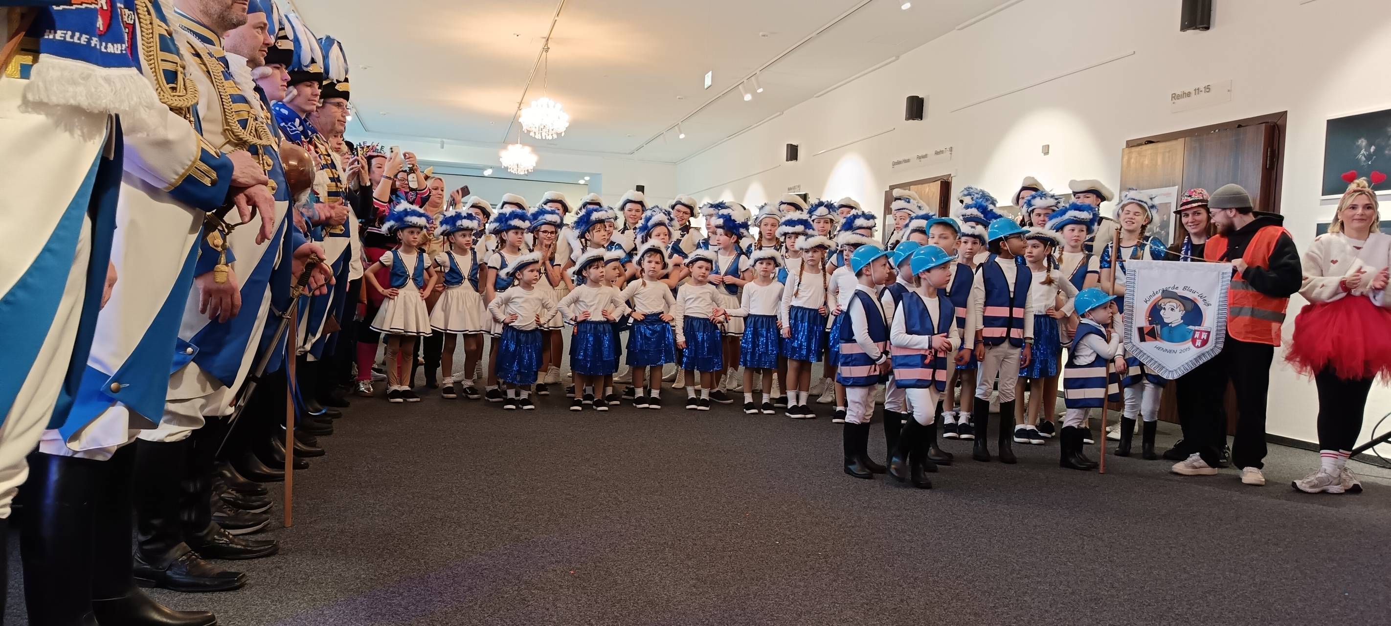 Iserlohn: Hennener Karnevalisten stürmen Parktheater