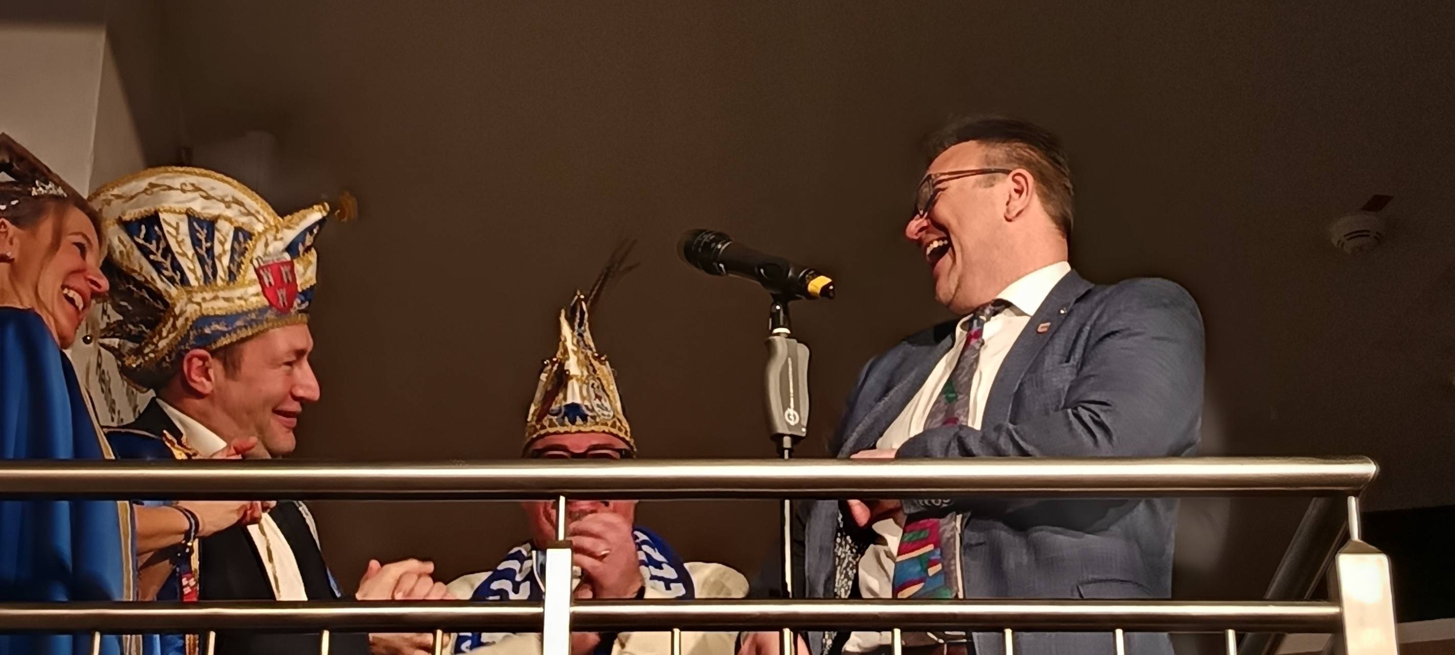 Iserlohn: Hennener Karnevalisten stürmen Parktheater