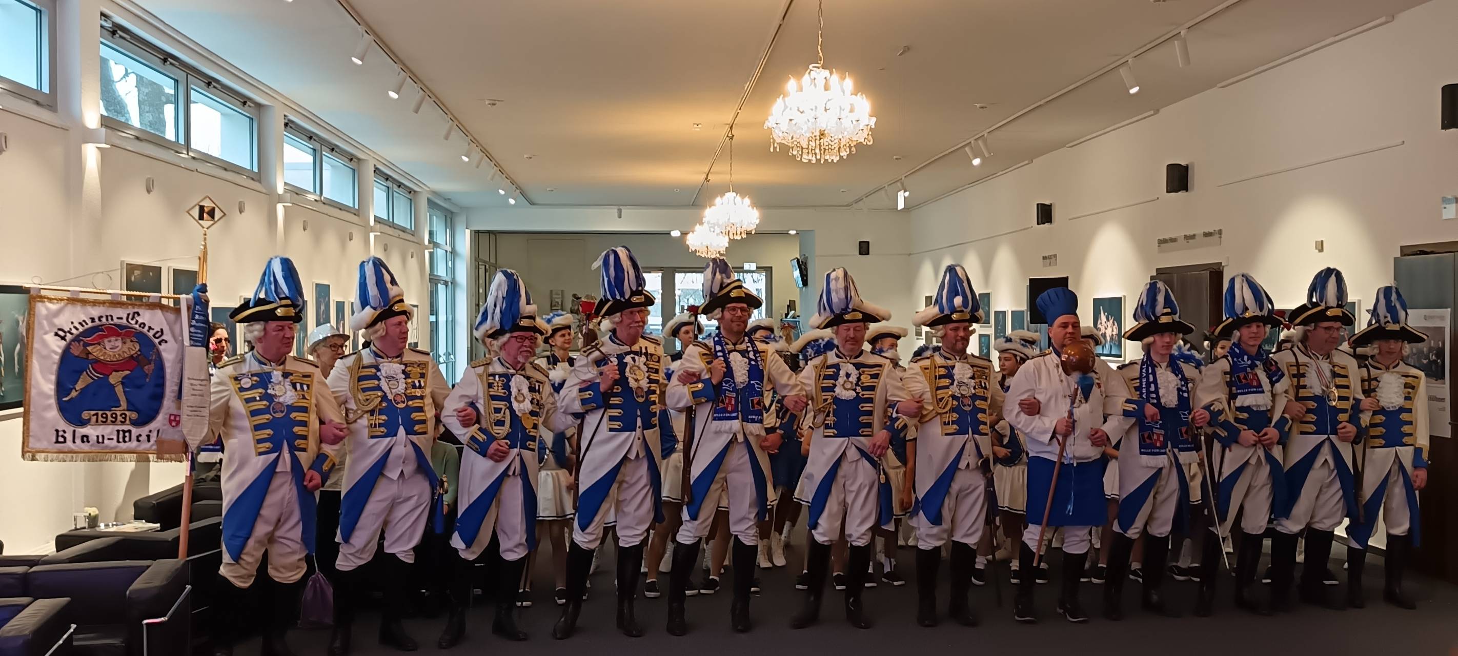 Iserlohn: Hennener Karnevalisten stürmen Parktheater