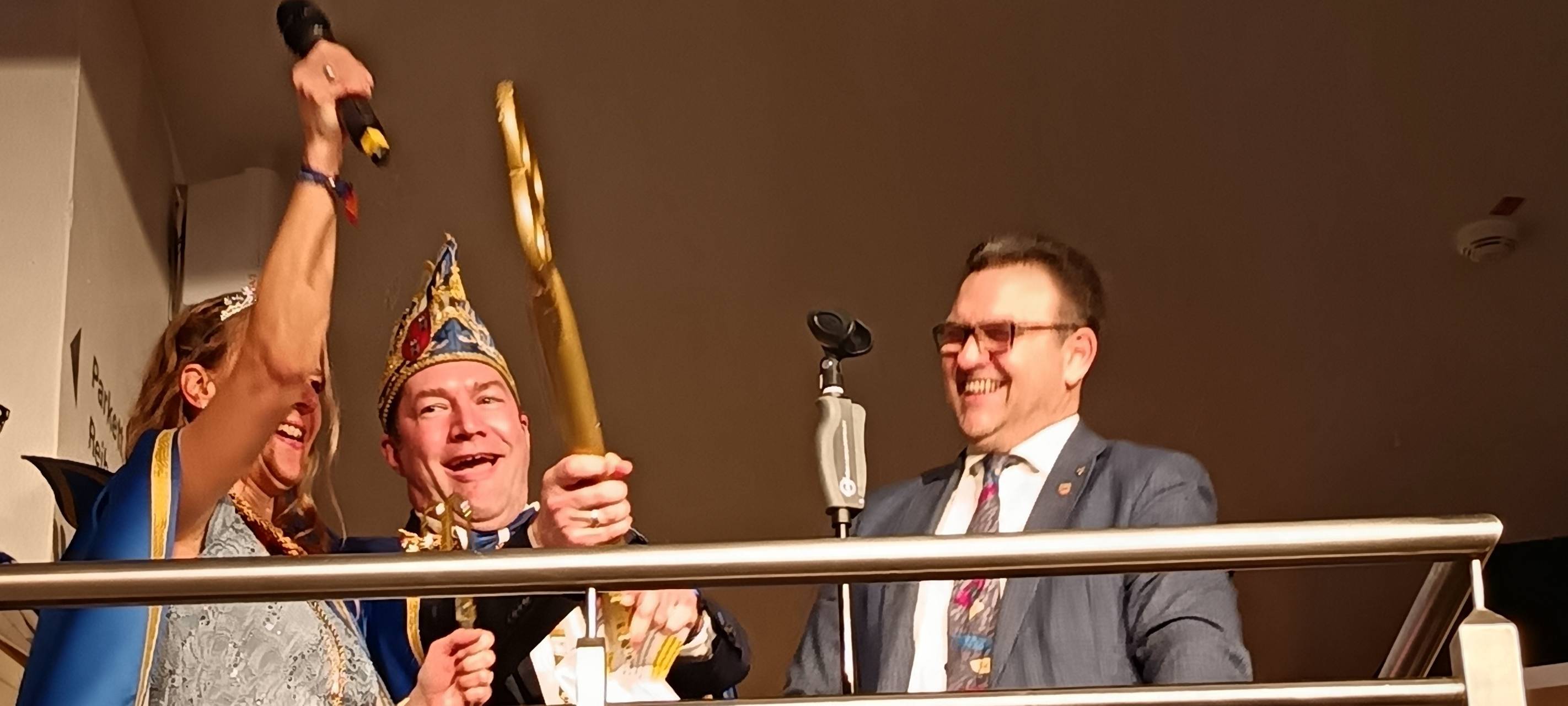 Iserlohn: Hennener Karnevalisten stürmen Parktheater