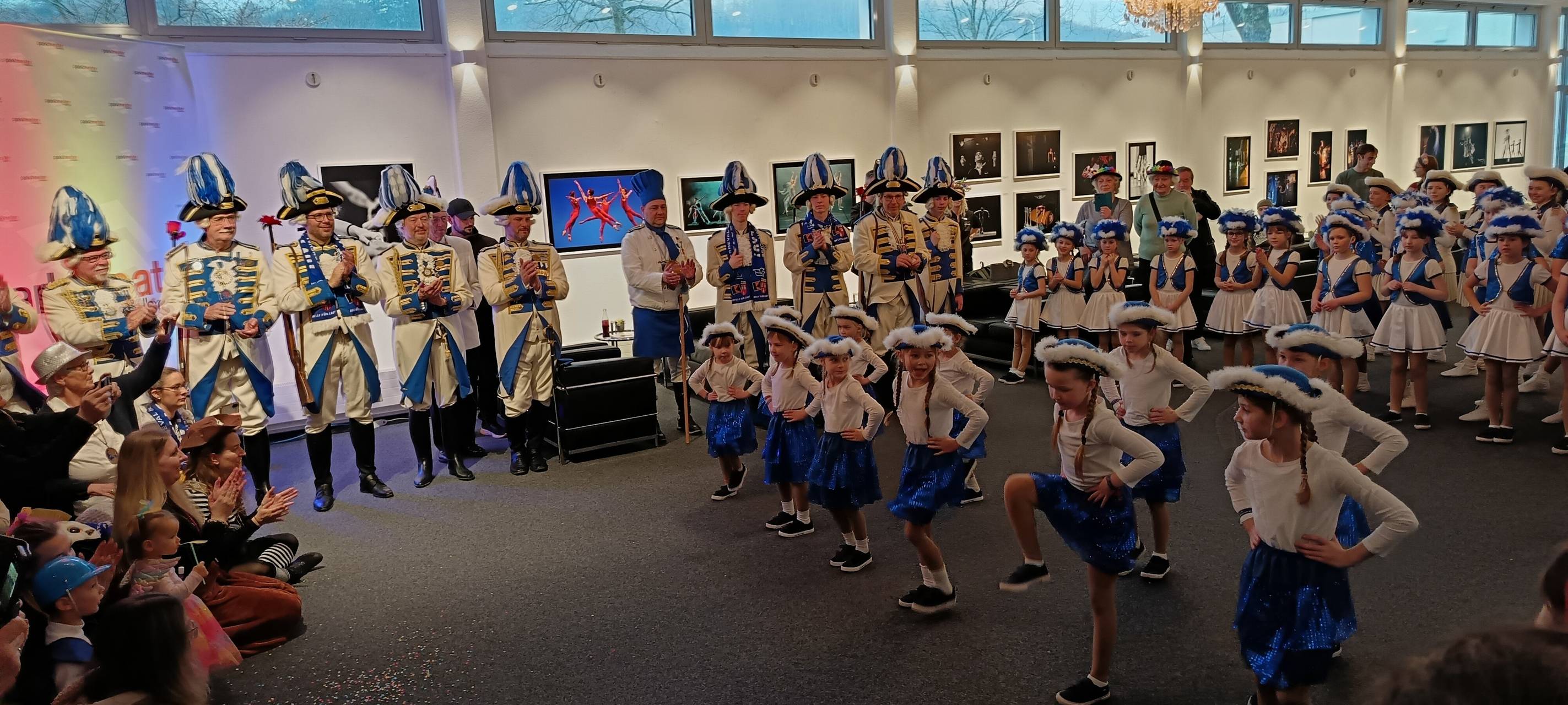 Iserlohn: Hennener Karnevalisten stürmen Parktheater