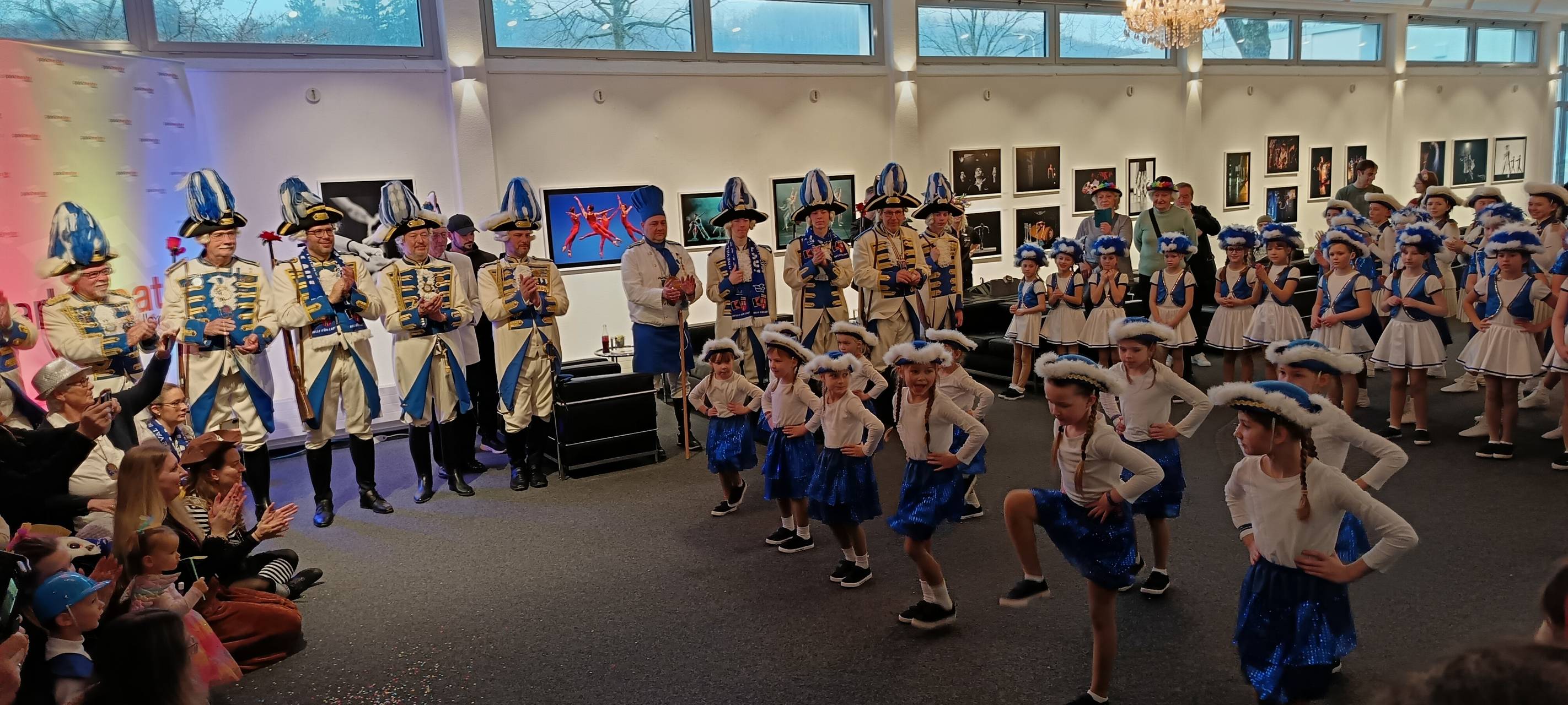 Iserlohn: Hennener Karnevalisten stürmen Parktheater