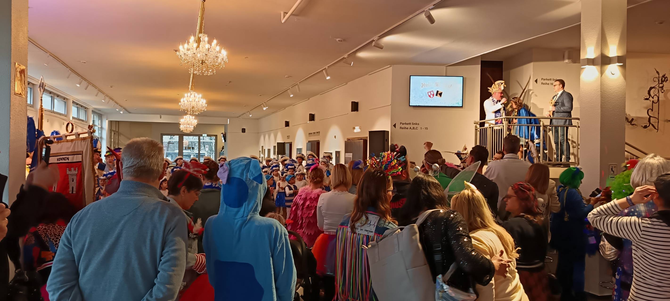 Iserlohn: Hennener Karnevalisten stürmen Parktheater