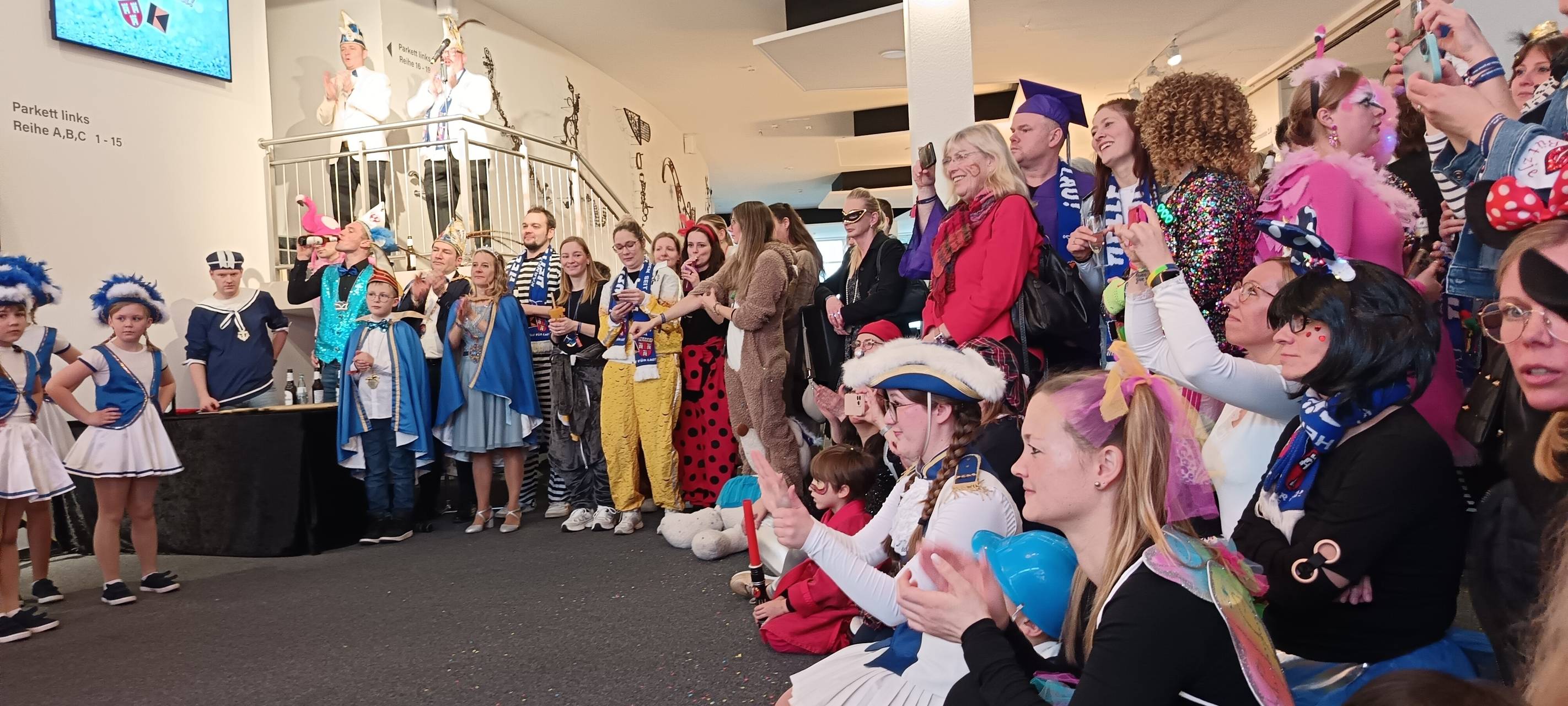 Iserlohn: Hennener Karnevalisten stürmen Parktheater