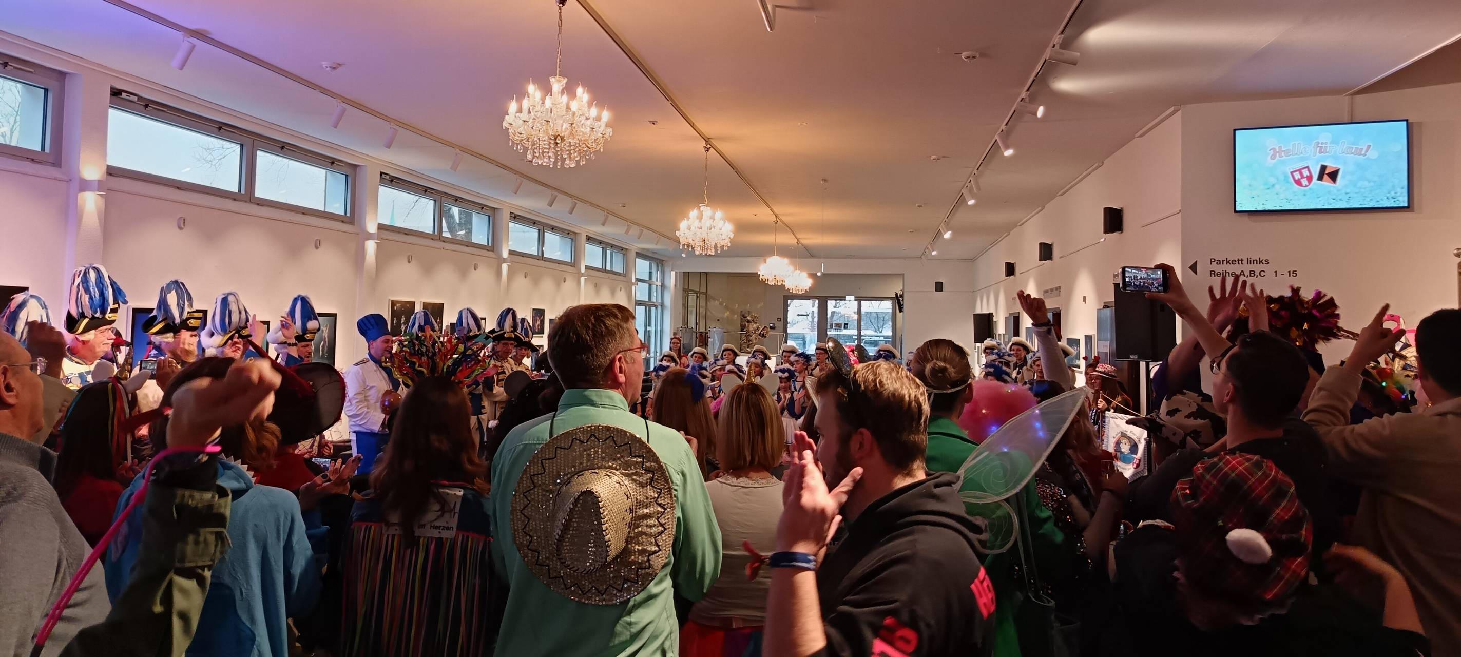 Iserlohn: Hennener Karnevalisten stürmen Parktheater