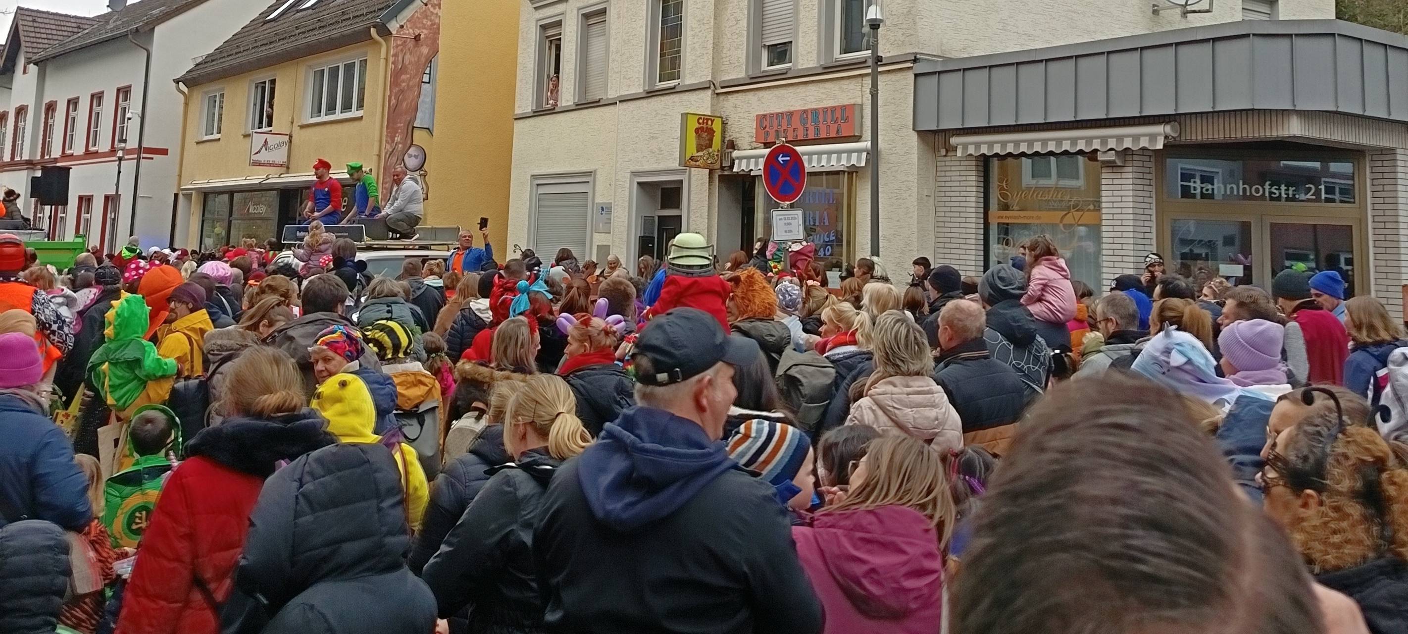 "Schallamüh!": Hunderte Kinder feierten Karneval