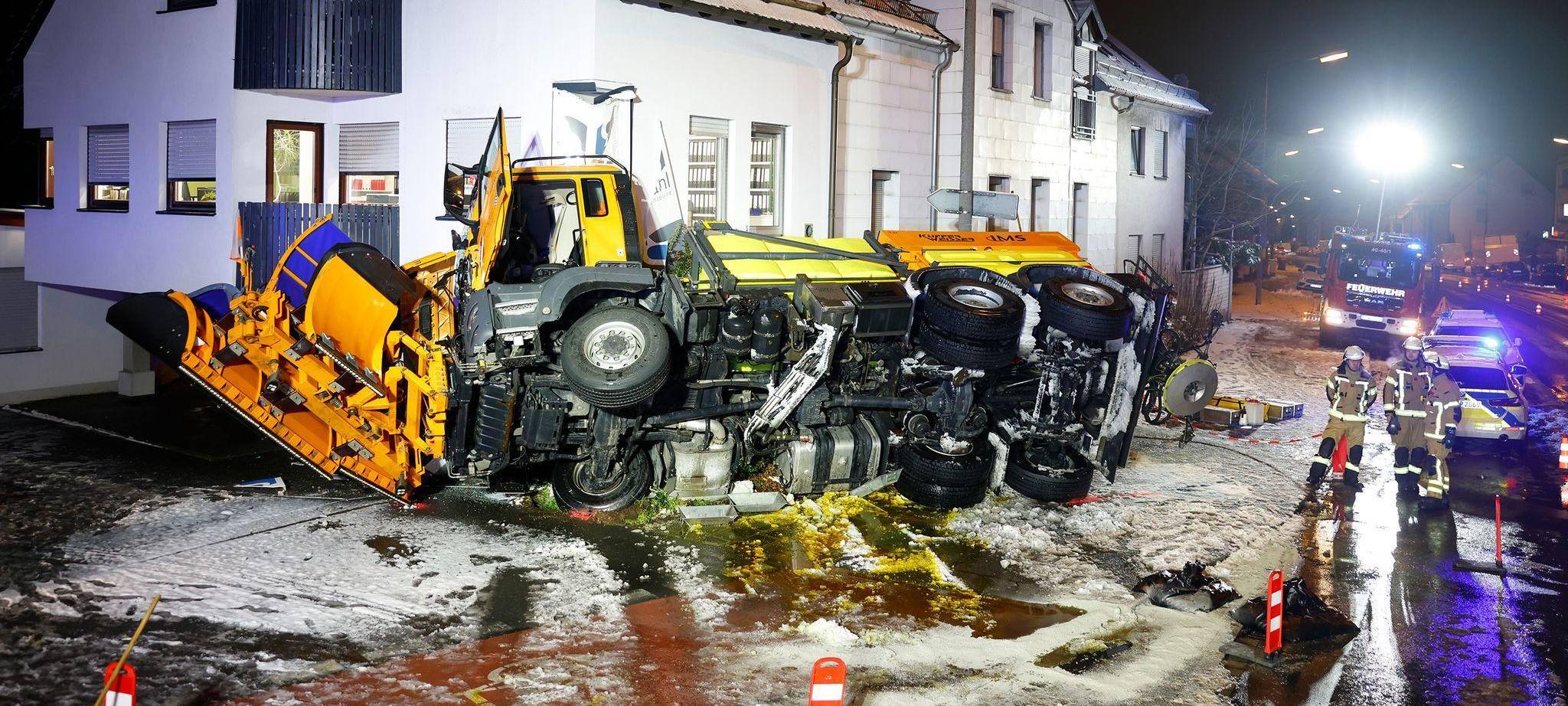 Räumfahrzeug umgekippt