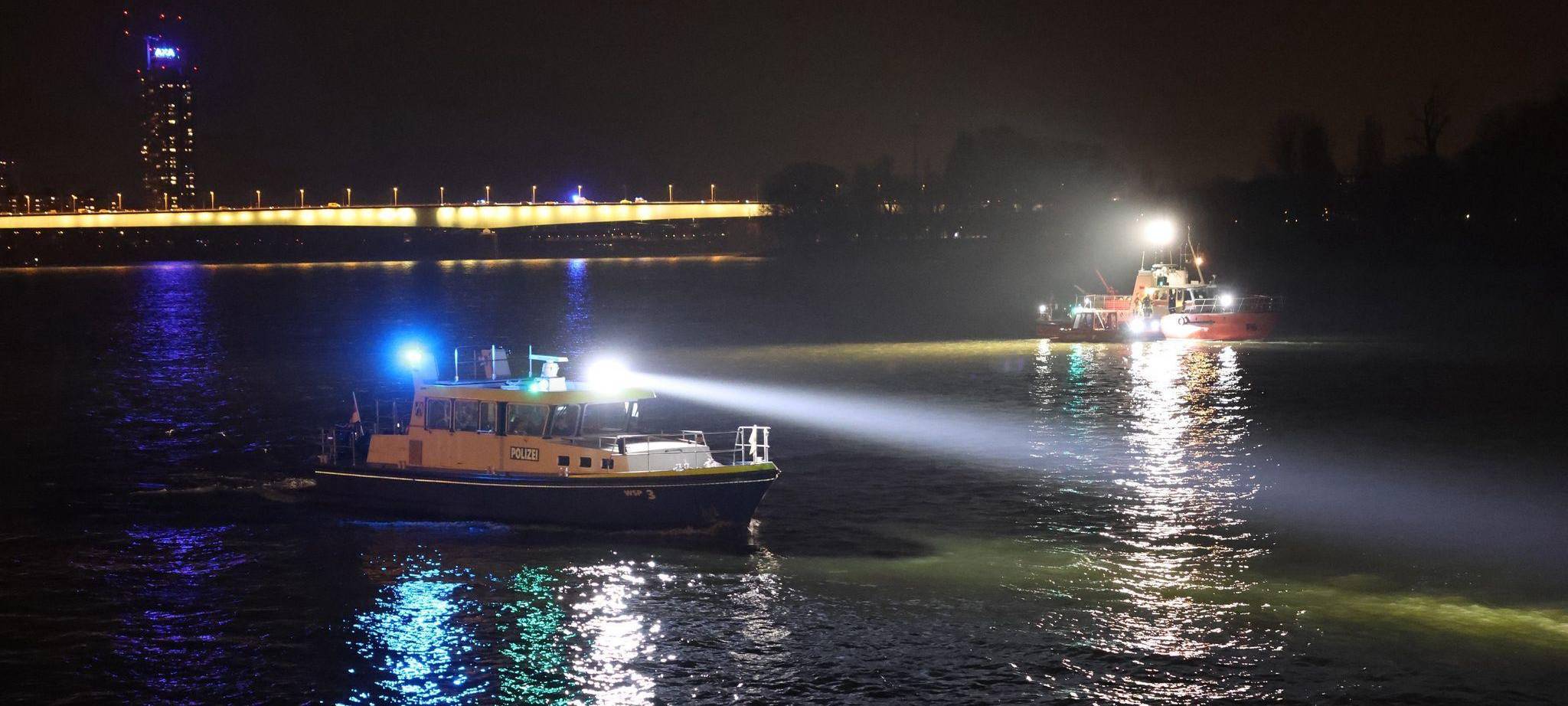 PKW fährt in den Rhein - eine Person lebensgefährlich verletzt