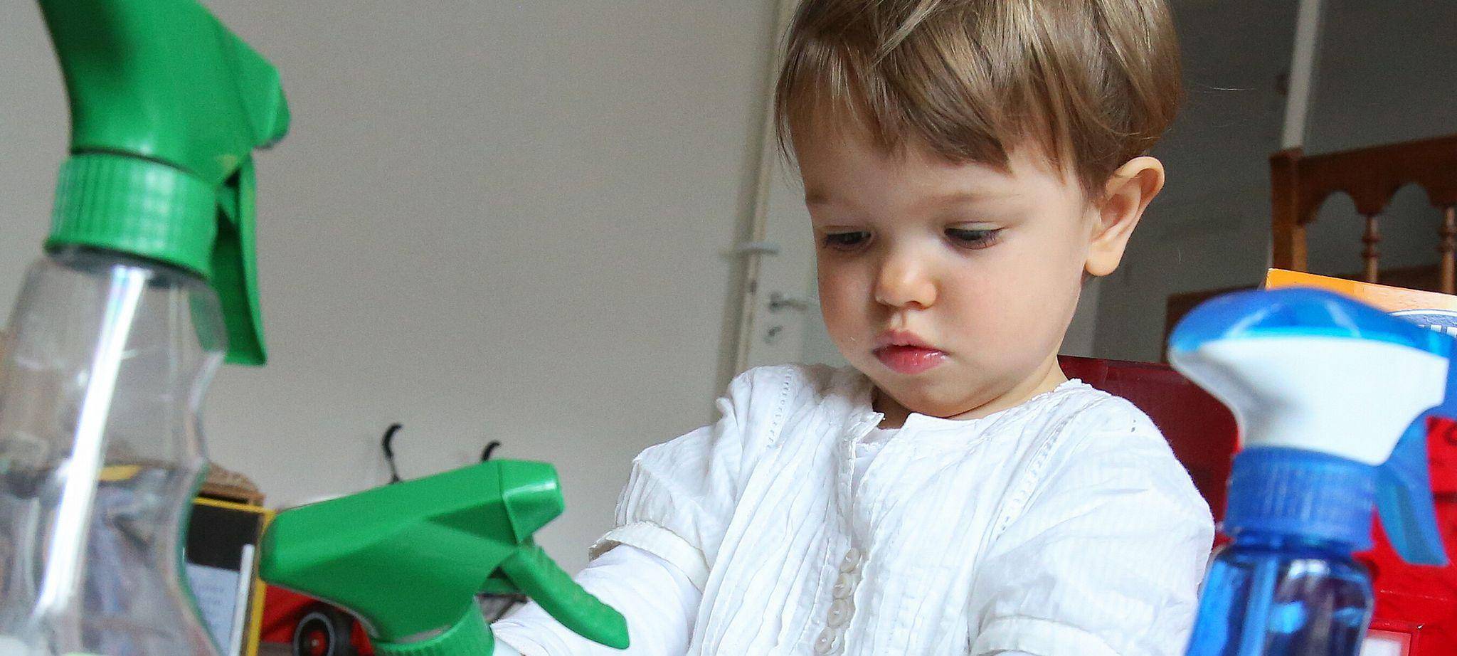 Mädchen spielt mit Putzmitteln