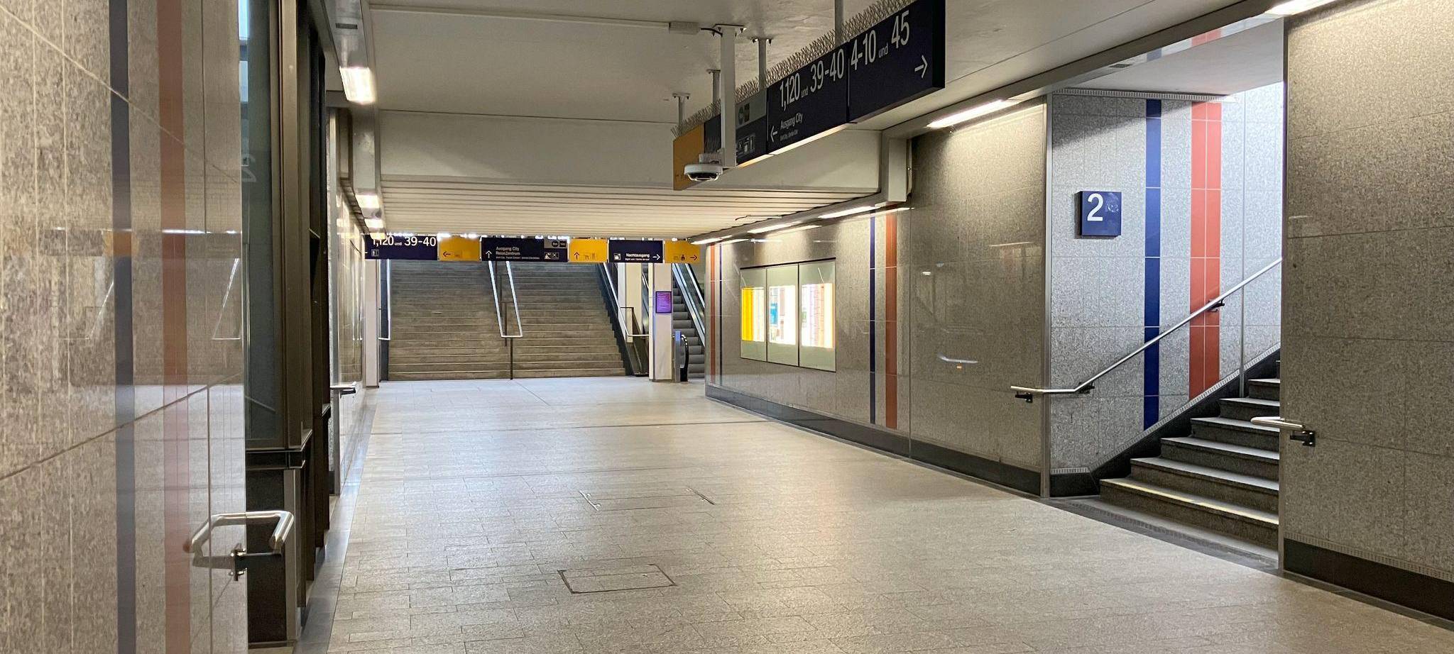 Unterführung zwischen Eingang und Aufgängen in Kaiserslautern.