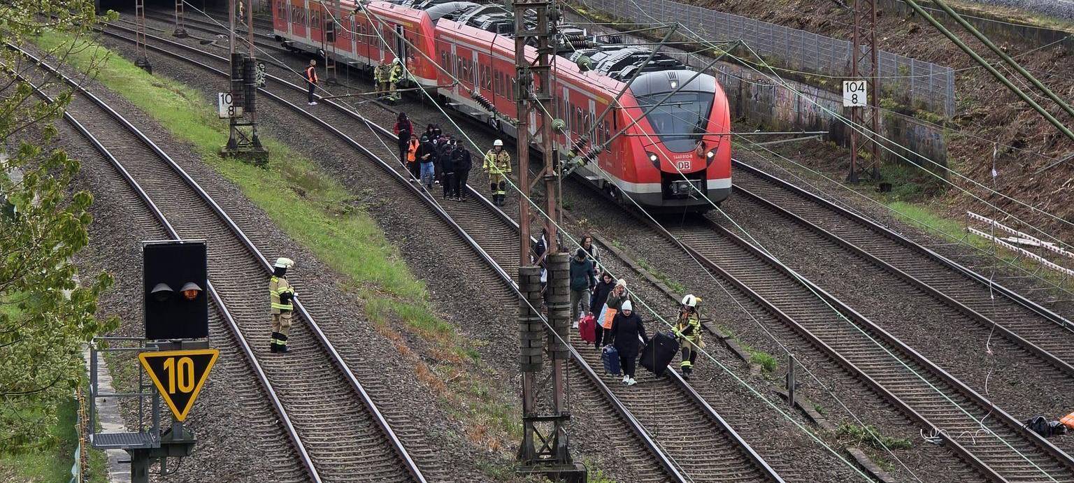S-Bahn fährt in Oberleitung – Fahrgäste evakuiert
