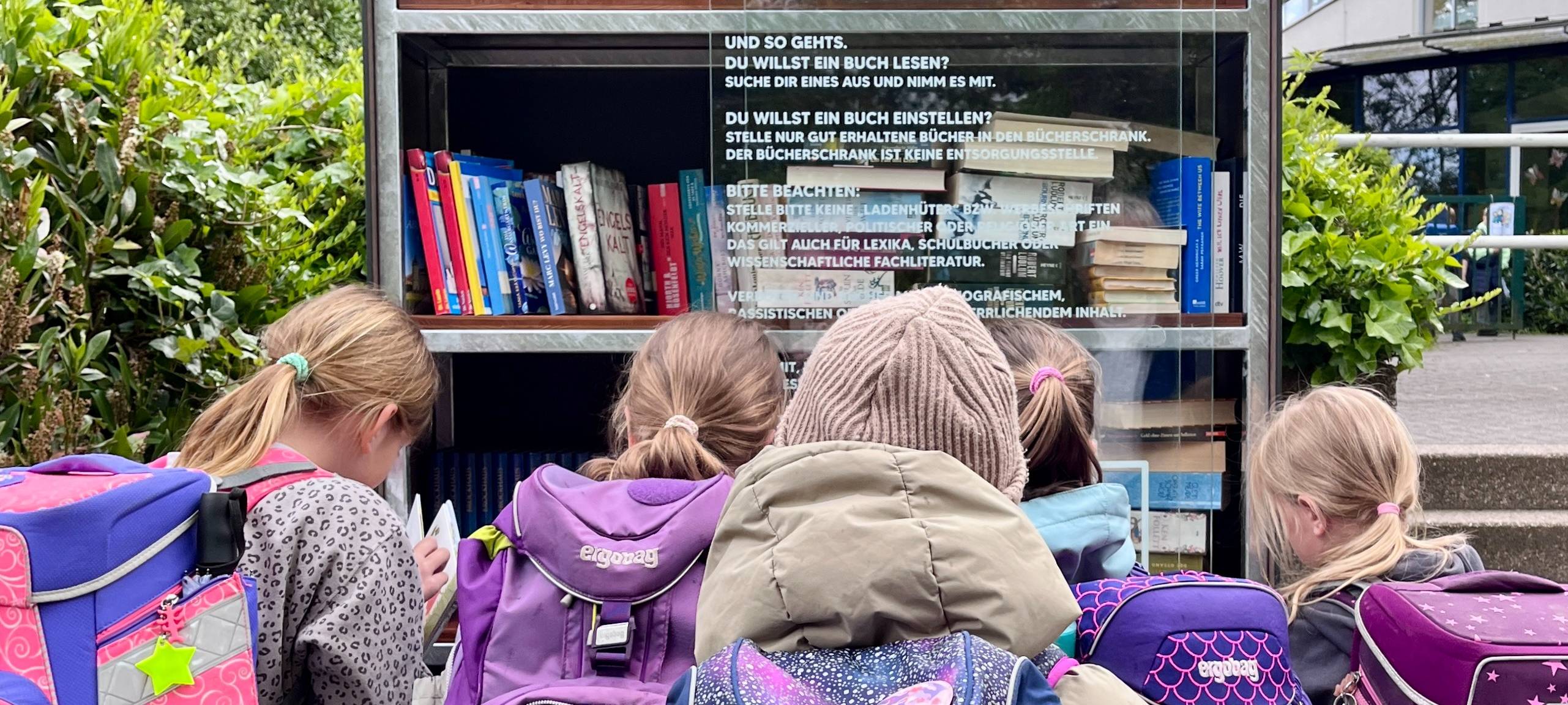 Büchertausch im Bücherschrank