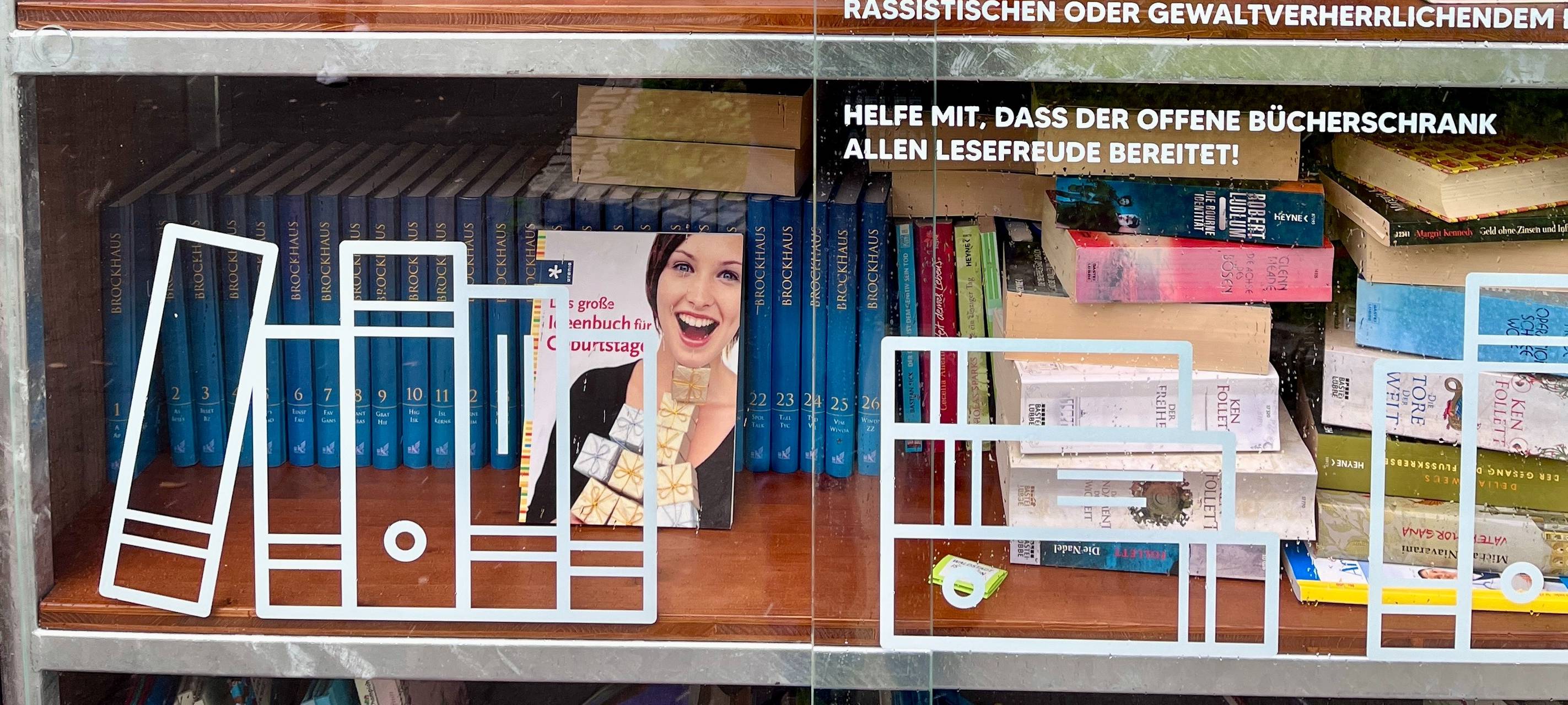 Büchertausch im Bücherschrank