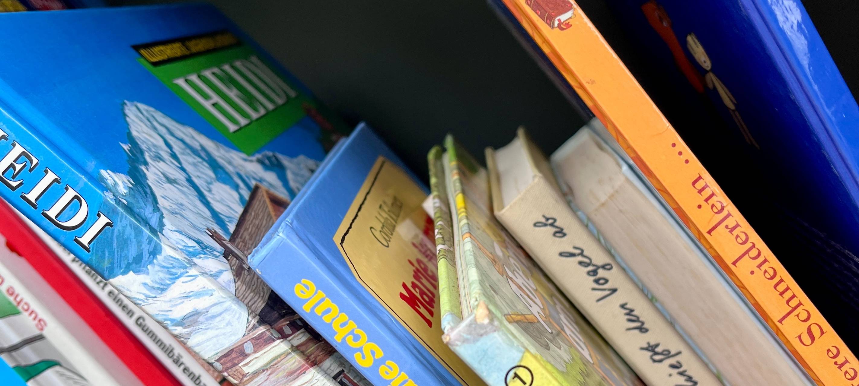 Büchertausch im Bücherschrank
