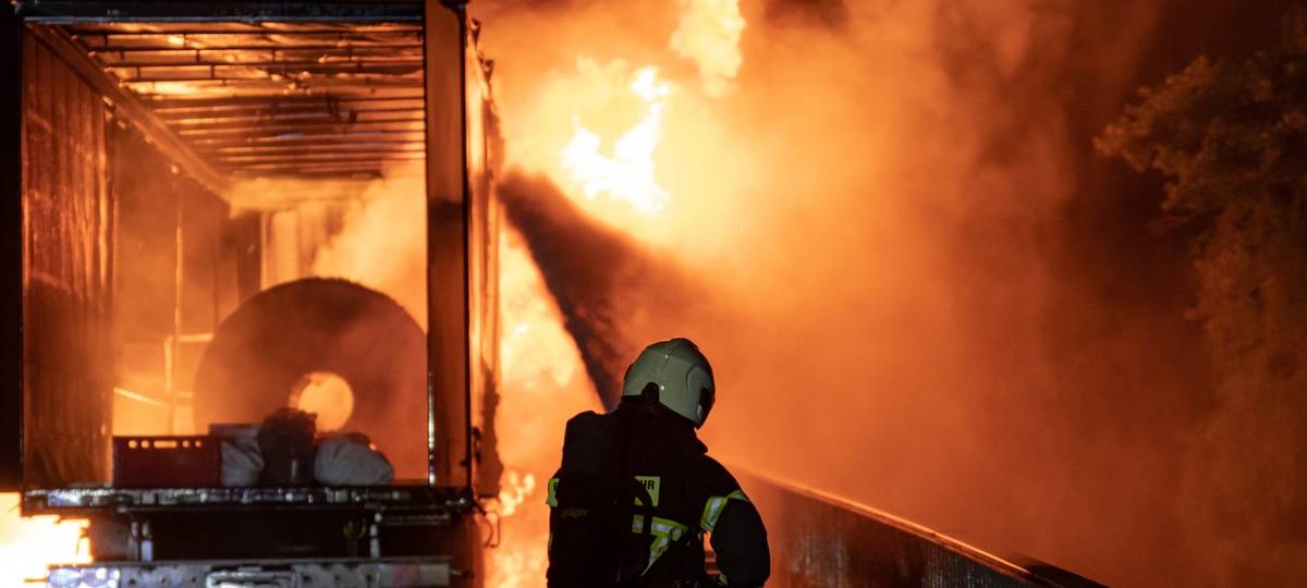 Brücke nach LKW-Brand in Letmathe weiter gesperrt