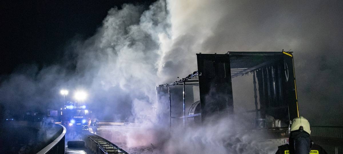 Brücke nach LKW-Brand in Letmathe weiter gesperrt