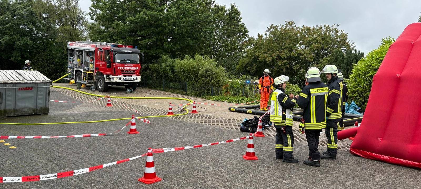 Feuerwehr in Schalksmühle: Ätzende Chemikalie ausgetreten