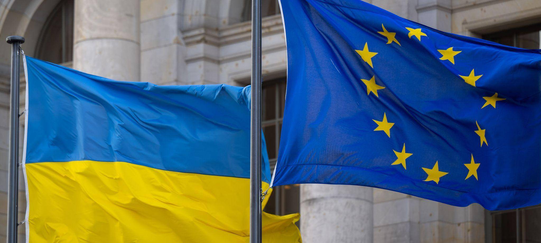 Flaggen der Ukraine und der Europäischen Union